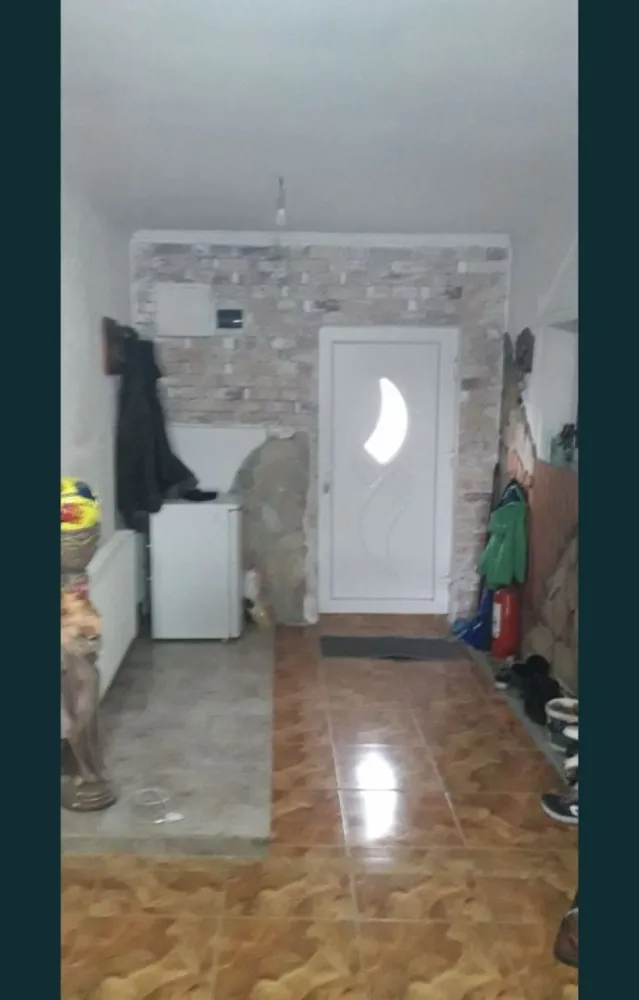 Vand casa Lazuri, Jud.SM - Casă construită 2010, suprafața teren 803 m² ( front 16,16 × 50 ) metri, suprafața casă 125 m². Compus astfel: Camera 1 are 28 m² ( 4×7 ); Camera 2 are 14,7 m² ( 3,2×4,6 ); Camera 3 are 18,4 m² (4,6×4); Bucatarie și hol 30 m² ( 3x10); Grup sanitar 5,7 m² ( 2,3x2,5); Terasă 12 m² ( 3x4). Bucătărie de vară 23m² (3.5×6.5) Imobil lipsit de sarcini, intabutat, cu toate utilitățile.