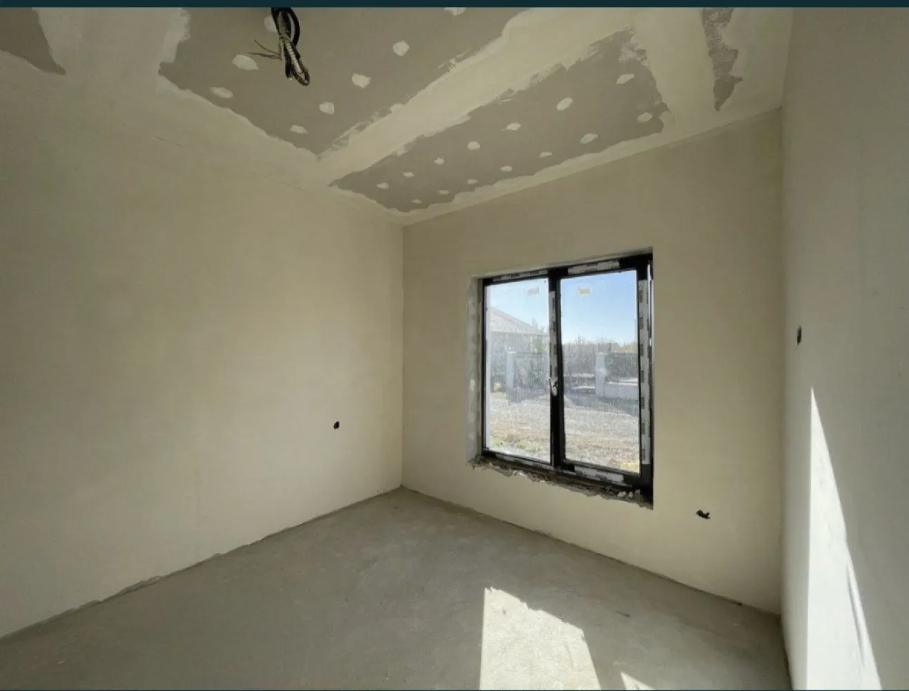 BRASADAS vinde casa tip PARTER in Odoreu, cartierul Olimp. - Agentia imobiliara BRASADAS vinde casa individuale de tip PARTER in Odoreu, cartierul Olimp, cu suprafata construită de aproximativ 95mp, teren de 300 mp, pe o strada asfaltata cu iluminat public. Complexul rezidential din ,,cartierul Olimp" este situat intre Satu Mare si Odoreu la 2 km de ieșirea din Oraș. Locuința prezentată este compusă din: - 3 dormitoare - Un open-space compus din Living si bucatarie; - 2 bai; - Debara. Stadiul la care se predă este descris mai jos: - Izolatie exterior cu polistiren de EPS 80 si tencuiala decorativa cu; - Izolatie soclu cu polistiren extrudat si tencuiala decorativa hidrofoba - Tamplarie marca Rehau; - Pereți tencuiti si gletuiti - Tavane finisate cu glet - Termoizolația planșeului peste parter realizată cu vata bazaltica de 20cm, - Încălzire în pardosea - Glafuri incluse la exterior - Sistemul de colectare al apei de ploaie pentru suprastructură incluse(jgheaburi și burlane) respectiv colectarea apei pluviale - Împrejmuire perimetrală inclusă - Branșament de energie electrică realizat pe parcelă, până inclusiv în interiorul locuinței; - Branșament de apă curentă realizat pe parcelă, până inclusiv în interiorul locuinței; - Branșament de gaze naturale realizat pe parcelă, până inclusiv în interiorul locuinței; - Branșament de canalizare, până inclusiv în interiorul locuinței; - Rețeaua RCS-RDS, până inclusiv în interiorul locuinței; - Instalație electrică interioară; - Instalație sanitară interioară; - Instalație de încălzire în pardosea; www.brasadas.com.