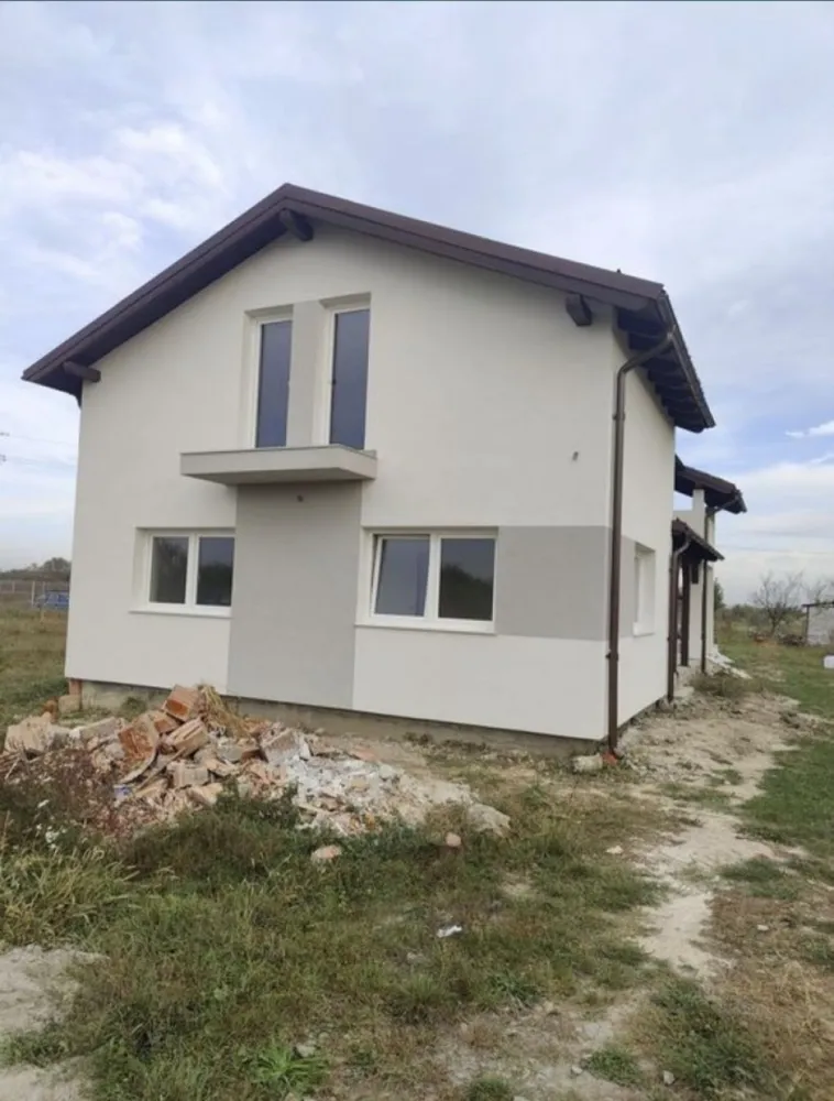 Casa noua de vanzare ( semifinisat) in Ruseni, com. Paulesti - suprafata utila : 72 mp/ parter(+ terasa) + 72 mp/mansarda(+ terasa) Suprafata construita : 118 mp/parter + 110 mp/mansarda Suprafata teren : 3600 mp Utilitati: Apa, Canalizare, Curent trifazic, RDS Compartimentare: Parter: Living Cu Bucatarie Open Space + Camara, 2 Bai, 2 Dormitoare (72 mp), Camera Tehnica Si Terasa (36 mp). Mansarda: Necompartimentat (la rosu) 72 mp si terasa 20 mp, cu grinzi aparente si lambriuri. Imobilul Este La Stadiul De Semifinisat: Exterior: Se preda Finisat, Sistem complet Caparol compus din: Polistiren Expandat de 15 cm, dibluri cu cuie din metal, plasa, 2 straturi de adeziv, si tenciala decorativa (bob de orez) Interior parter: Instalatie electrica cu trasee individuale pentru consumatorii mari, Instalatii in bai, bucatarie si camara, Gheberit incastrat in ambele bai, Pereti Gletuiti, Incalzire In Pardosea, Tavane din rigips izolate cu vata de sticla de 10 cm si folie de aluminiu, Geamuri Termopan 5 Camere, Glafuri din marmura interior/exterior. Mansarda se preda nefinisata (la rosu) Terenul intravilan are o suprafata de 36 ari, este imprejmuit in intregime. Pe acesta se afla o livada tanara pe rod, insumand peste 100 de pomi fructiferi altoi (meri, peri, pruni, ciresi, visni, caisi, piersici, aluni, nuci). Pe partea de curte pe langa gardul metalic, s-a plantat si un gard viu din tuia (Chiparos Leyland). De asemenea se mai regasesc o baraca din lemn pentru scule, un garaj din boltari din beton pentru scule, un gratar zidit si acoperit si 2 fantani (puturi forate) Casa a fost gandita si construita pentru uz propriu, din materiale de cea mai buna calitate, avand o izolatie foarte buna (costurile pentru incalzire nu vor fi mai mari decat la un apartament cu 2 camere). Casa se afla pe o strada asfaltata, si este la o distanta de 8 km de str. Paulestiului, la aproximativ 8 minute de cartierele Carpati 2 si Micro 17. Pret: 98.000 Euro