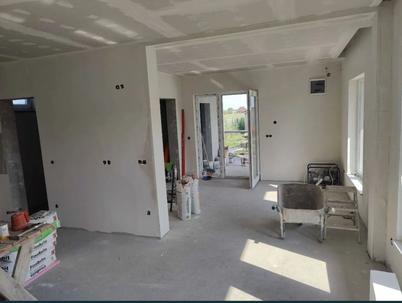 Casa noua de vanzare ( semifinisat) in Ruseni, com. Paulesti - suprafata utila : 72 mp/ parter(+ terasa) + 72 mp/mansarda(+ terasa) Suprafata construita : 118 mp/parter + 110 mp/mansarda Suprafata teren : 3600 mp Utilitati: Apa, Canalizare, Curent trifazic, RDS Compartimentare: Parter: Living Cu Bucatarie Open Space + Camara, 2 Bai, 2 Dormitoare (72 mp), Camera Tehnica Si Terasa (36 mp). Mansarda: Necompartimentat (la rosu) 72 mp si terasa 20 mp, cu grinzi aparente si lambriuri. Imobilul Este La Stadiul De Semifinisat: Exterior: Se preda Finisat, Sistem complet Caparol compus din: Polistiren Expandat de 15 cm, dibluri cu cuie din metal, plasa, 2 straturi de adeziv, si tenciala decorativa (bob de orez) Interior parter: Instalatie electrica cu trasee individuale pentru consumatorii mari, Instalatii in bai, bucatarie si camara, Gheberit incastrat in ambele bai, Pereti Gletuiti, Incalzire In Pardosea, Tavane din rigips izolate cu vata de sticla de 10 cm si folie de aluminiu, Geamuri Termopan 5 Camere, Glafuri din marmura interior/exterior. Mansarda se preda nefinisata (la rosu) Terenul intravilan are o suprafata de 36 ari, este imprejmuit in intregime. Pe acesta se afla o livada tanara pe rod, insumand peste 100 de pomi fructiferi altoi (meri, peri, pruni, ciresi, visni, caisi, piersici, aluni, nuci). Pe partea de curte pe langa gardul metalic, s-a plantat si un gard viu din tuia (Chiparos Leyland). De asemenea se mai regasesc o baraca din lemn pentru scule, un garaj din boltari din beton pentru scule, un gratar zidit si acoperit si 2 fantani (puturi forate) Casa a fost gandita si construita pentru uz propriu, din materiale de cea mai buna calitate, avand o izolatie foarte buna (costurile pentru incalzire nu vor fi mai mari decat la un apartament cu 2 camere). Casa se afla pe o strada asfaltata, si este la o distanta de 8 km de str. Paulestiului, la aproximativ 8 minute de cartierele Carpati 2 si Micro 17. Pret: 98.000 Euro