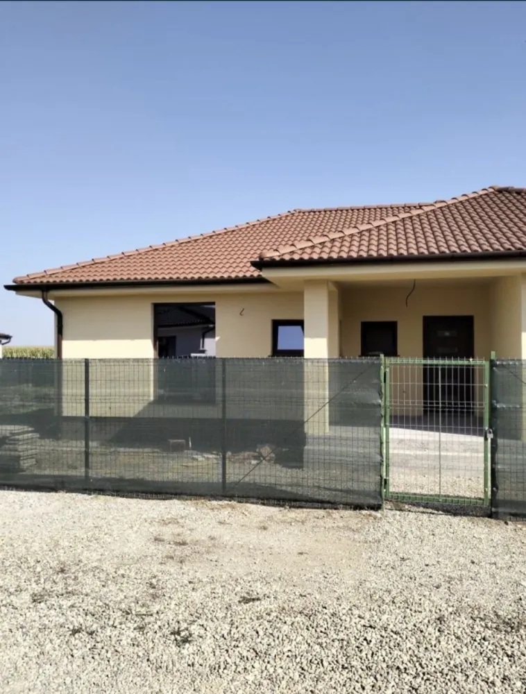 Casa de vanzare Lazuri - Vând casă nouă semifinisata.Casa se află pe un teren de 630 m² cu front de 29 metri.Casa are 135m² și este compartimentat astfe: 3 dormitoare 2 băi 1 cameră tehnica 1 bucătărie open space cu living terasă intrarea și una în spate.Casa este izolata cu polistiren 10 cm și vopsea decorativă inclusiv fundația.Interior finisat vopsit cu vopsea lavabila de culoarea albă încălzire este pe radiatoare și este racordata la utilități apa curant RDS etc Casa se afla la mai puțin de 10 minute de centrul orașului într-un Cartier liniștit ( cart Moldovan ) mai multe informații la nr de telefon 0761 691 164 Szabi