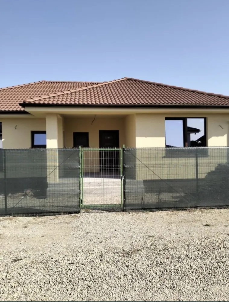 Casa de vanzare Lazuri - Vând casă nouă semifinisata.Casa se află pe un teren de 630 m² cu front de 29 metri.Casa are 135m² și este compartimentat astfe: 3 dormitoare 2 băi 1 cameră tehnica 1 bucătărie open space cu living terasă intrarea și una în spate.Casa este izolata cu polistiren 10 cm și vopsea decorativă inclusiv fundația.Interior finisat vopsit cu vopsea lavabila de culoarea albă încălzire este pe radiatoare și este racordata la utilități apa curant RDS etc Casa se afla la mai puțin de 10 minute de centrul orașului într-un Cartier liniștit ( cart Moldovan ) mai multe informații la nr de telefon 0761 691 164 Szabi