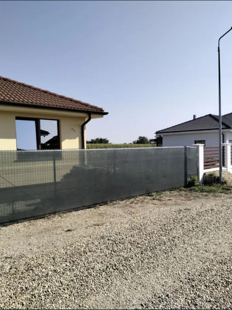 Casa de vanzare Lazuri - Vând casă nouă semifinisata.Casa se află pe un teren de 630 m² cu front de 29 metri.Casa are 135m² și este compartimentat astfe: 3 dormitoare 2 băi 1 cameră tehnica 1 bucătărie open space cu living terasă intrarea și una în spate.Casa este izolata cu polistiren 10 cm și vopsea decorativă inclusiv fundația.Interior finisat vopsit cu vopsea lavabila de culoarea albă încălzire este pe radiatoare și este racordata la utilități apa curant RDS etc Casa se afla la mai puțin de 10 minute de centrul orașului într-un Cartier liniștit ( cart Moldovan ) mai multe informații la nr de telefon 0761 691 164 Szabi