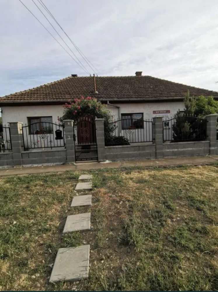De vanzare casa 5 camere Carei - De vânzare casă cu 5 camere, hol, baie, bucatarie, bucatarie de vară, cămară, pivniță, dotată cu gaz, curent, apă, canalizare cu teren aferent 625 mp., potrivit pentru 2 generații, cu 3 intrări. Fundația este din piatră naturală, structură solidă, pereții din zidărie mixtă , sunt izolați cu polistiren. Casa este parțial renovată, cu geamuri termopan, gresie, faianță, parchet din lemn. 4 camere au intrări separate Închălzirea este asigurată de microcentrală Ariston cu condensare de 5 ani. Rețeaua electrică schimbată. Mobilierul de bucătărie este inclus în prețul de vânzare.