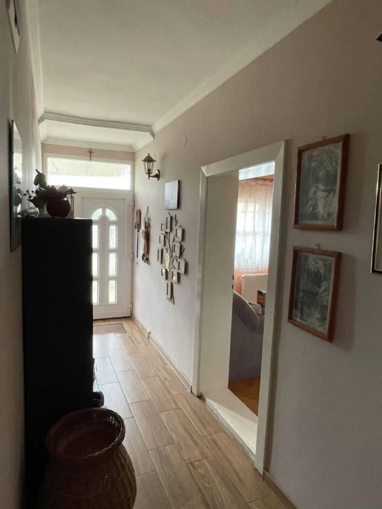 De vanzare casa 5 camere Carei - De vânzare casă cu 5 camere, hol, baie, bucatarie, bucatarie de vară, cămară, pivniță, dotată cu gaz, curent, apă, canalizare cu teren aferent 625 mp., potrivit pentru 2 generații, cu 3 intrări. Fundația este din piatră naturală, structură solidă, pereții din zidărie mixtă , sunt izolați cu polistiren. Casa este parțial renovată, cu geamuri termopan, gresie, faianță, parchet din lemn. 4 camere au intrări separate Închălzirea este asigurată de microcentrală Ariston cu condensare de 5 ani. Rețeaua electrică schimbată. Mobilierul de bucătărie este inclus în prețul de vânzare.
