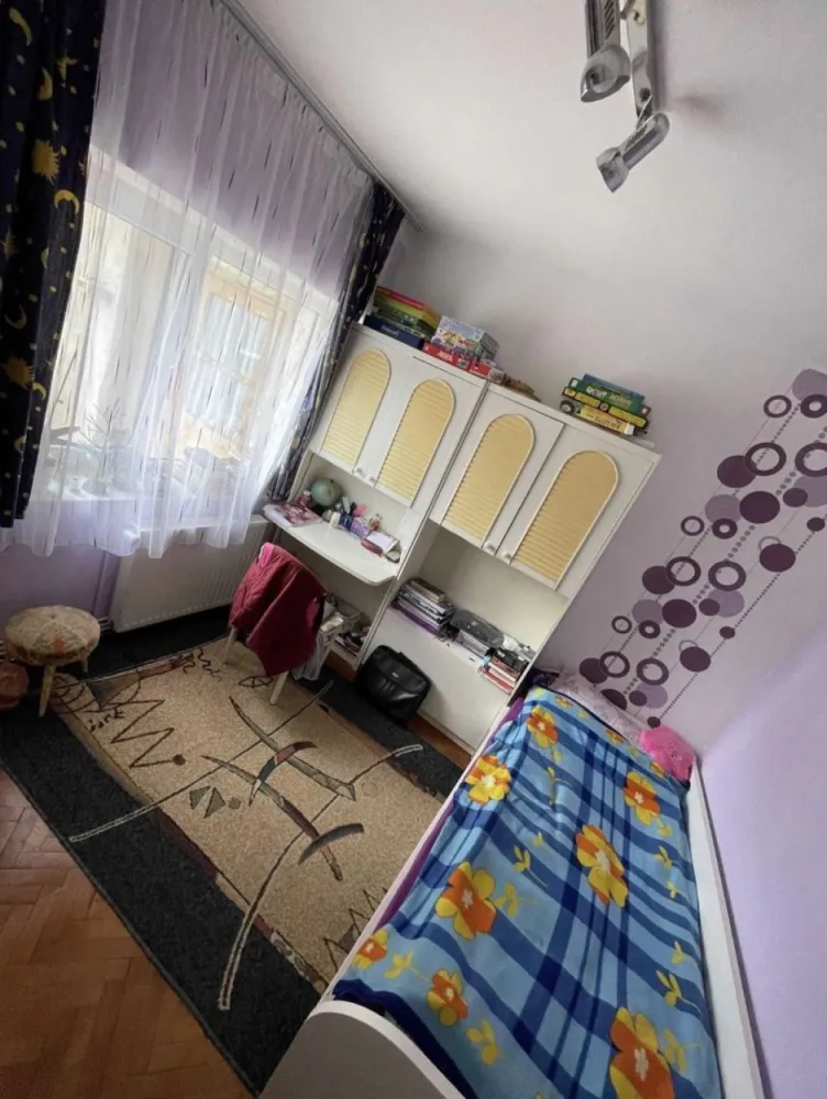 De vanzare casa 5 camere Carei - De vânzare casă cu 5 camere, hol, baie, bucatarie, bucatarie de vară, cămară, pivniță, dotată cu gaz, curent, apă, canalizare cu teren aferent 625 mp., potrivit pentru 2 generații, cu 3 intrări. Fundația este din piatră naturală, structură solidă, pereții din zidărie mixtă , sunt izolați cu polistiren. Casa este parțial renovată, cu geamuri termopan, gresie, faianță, parchet din lemn. 4 camere au intrări separate Închălzirea este asigurată de microcentrală Ariston cu condensare de 5 ani. Rețeaua electrică schimbată. Mobilierul de bucătărie este inclus în prețul de vânzare.