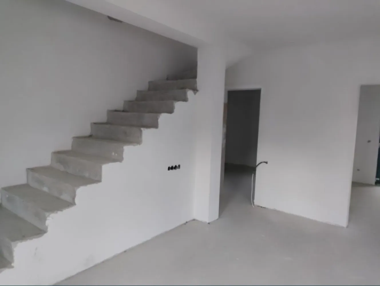 Vand casa tip duplex Martinesti - Vând casă tip duplex P+1,in loc Martinesti,casa are suprf 147 mp,teren 300mp,racordat la utilități!Casa este compusa din living ,bucătărie 3bai ,3 camere,balcon! Încălzirea este prin pardoseala !Stare semifinisat!