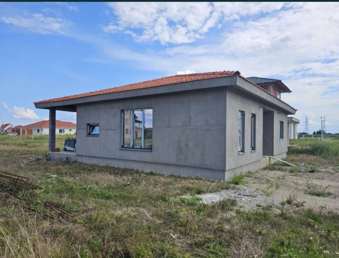 Casa de vanzare Paulesti - Va oferim spre vanzare casa tip parter, suprafata utila 130 mp pe un teren de 700mp . Compartimentare : -Living + bucatarie open space -3 dormitoare -2 bai -dresing -camera tehnica + terasa Casa se va preda fimisata pe exterior si semifinisata pe interior ( gletuit + un strat de vopsea) Geamuri triplex , culoare gri antracit, Incalzire in pardosea, Utilitati : Curent trifazic, apa ,Digi internet, gaz, fosa septica introduse Imobilul se afla pe strada Alexandru Vlahuță, continuare la strada Primaverii ,intrarea si de pe strada Ghioceilor Accept si schimb cu apartament plus diferenta