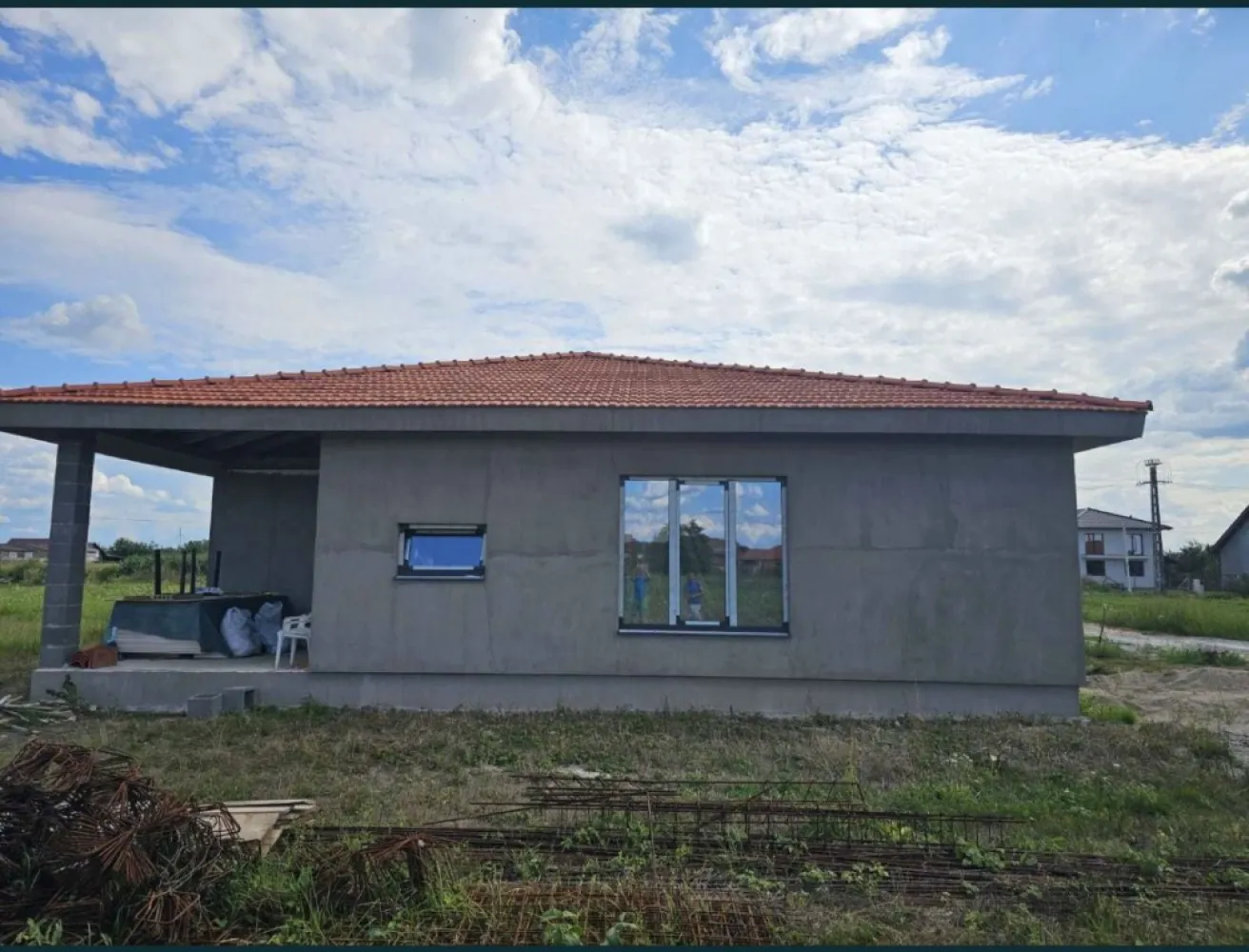Casa de vanzare Paulesti - Va oferim spre vanzare casa tip parter, suprafata utila 130 mp pe un teren de 700mp . Compartimentare : -Living + bucatarie open space -3 dormitoare -2 bai -dresing -camera tehnica + terasa Casa se va preda fimisata pe exterior si semifinisata pe interior ( gletuit + un strat de vopsea) Geamuri triplex , culoare gri antracit, Incalzire in pardosea, Utilitati : Curent trifazic, apa ,Digi internet, gaz, fosa septica introduse Imobilul se afla pe strada Alexandru Vlahuță, continuare la strada Primaverii ,intrarea si de pe strada Ghioceilor Accept si schimb cu apartament plus diferenta