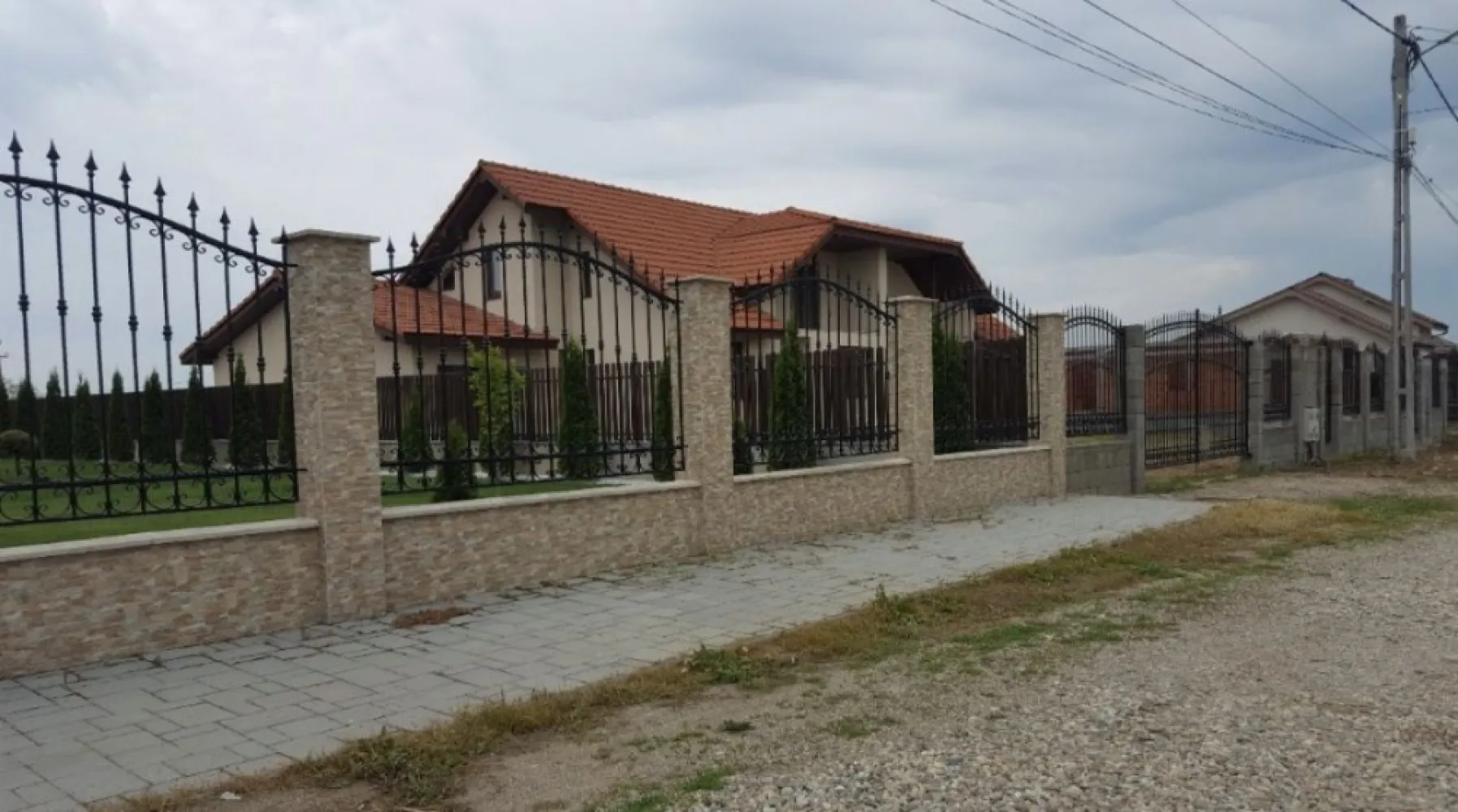 Casa Satu Mare, Lazuri - Casa tip duplex , zona rezidentiala intrare Lazuri , intabulat + utilitati separat pt fiecare proprietate in parte . Una casa / 204 mp construiti , 178 util , teren aferent ( curte si gradina ) 955 mp. Parter :hol intrare , 1 living , 1 camera , bucatarie , hol cu acces spre garaj , baie , debara , scari din beton , terasa , garaj , camera tehnica , Etaj : dormitor 1 , dormitor 2 , dressing , spatiu tehnic , baie mare , hol , balcon . Utilitati : apa , canalizare , curent trifazic , incalzire in pardoseala. Casele se afla in zona rezidentiala, curata, verde, linistita. !! Accept credit bancar .