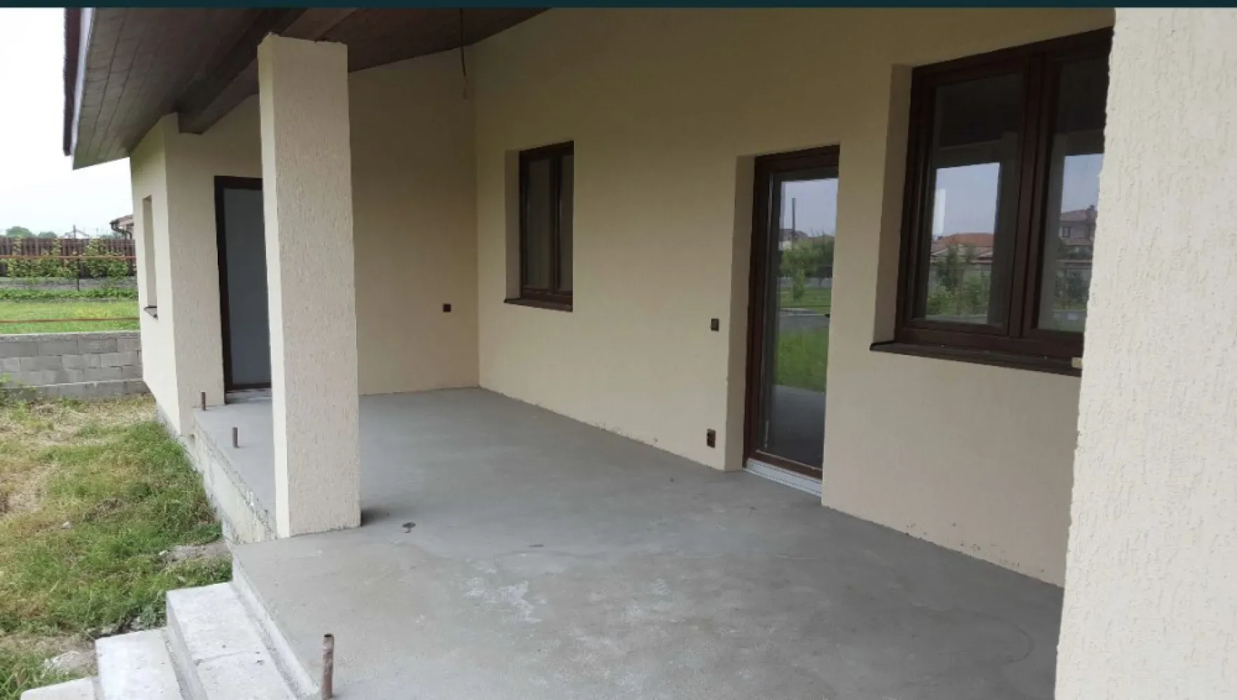 Casa Satu Mare, Lazuri - Casa tip duplex , zona rezidentiala intrare Lazuri , intabulat + utilitati separat pt fiecare proprietate in parte . Una casa / 204 mp construiti , 178 util , teren aferent ( curte si gradina ) 955 mp. Parter :hol intrare , 1 living , 1 camera , bucatarie , hol cu acces spre garaj , baie , debara , scari din beton , terasa , garaj , camera tehnica , Etaj : dormitor 1 , dormitor 2 , dressing , spatiu tehnic , baie mare , hol , balcon . Utilitati : apa , canalizare , curent trifazic , incalzire in pardoseala. Casele se afla in zona rezidentiala, curata, verde, linistita. !! Accept credit bancar .