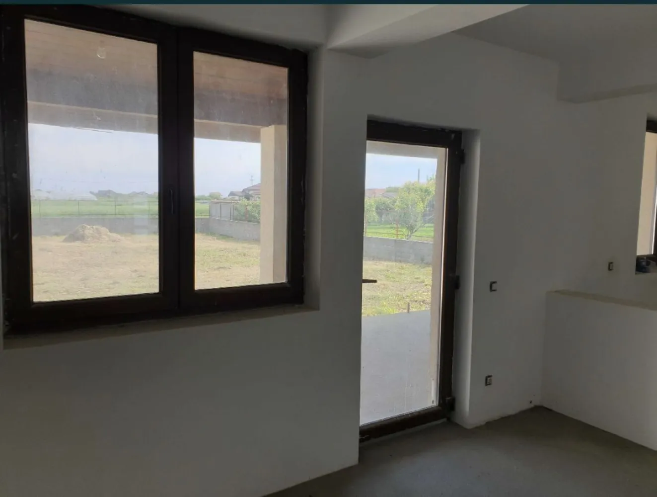 Casa Satu Mare, Lazuri - Casa tip duplex , zona rezidentiala intrare Lazuri , intabulat + utilitati separat pt fiecare proprietate in parte . Una casa / 204 mp construiti , 178 util , teren aferent ( curte si gradina ) 955 mp. Parter :hol intrare , 1 living , 1 camera , bucatarie , hol cu acces spre garaj , baie , debara , scari din beton , terasa , garaj , camera tehnica , Etaj : dormitor 1 , dormitor 2 , dressing , spatiu tehnic , baie mare , hol , balcon . Utilitati : apa , canalizare , curent trifazic , incalzire in pardoseala. Casele se afla in zona rezidentiala, curata, verde, linistita. !! Accept credit bancar .