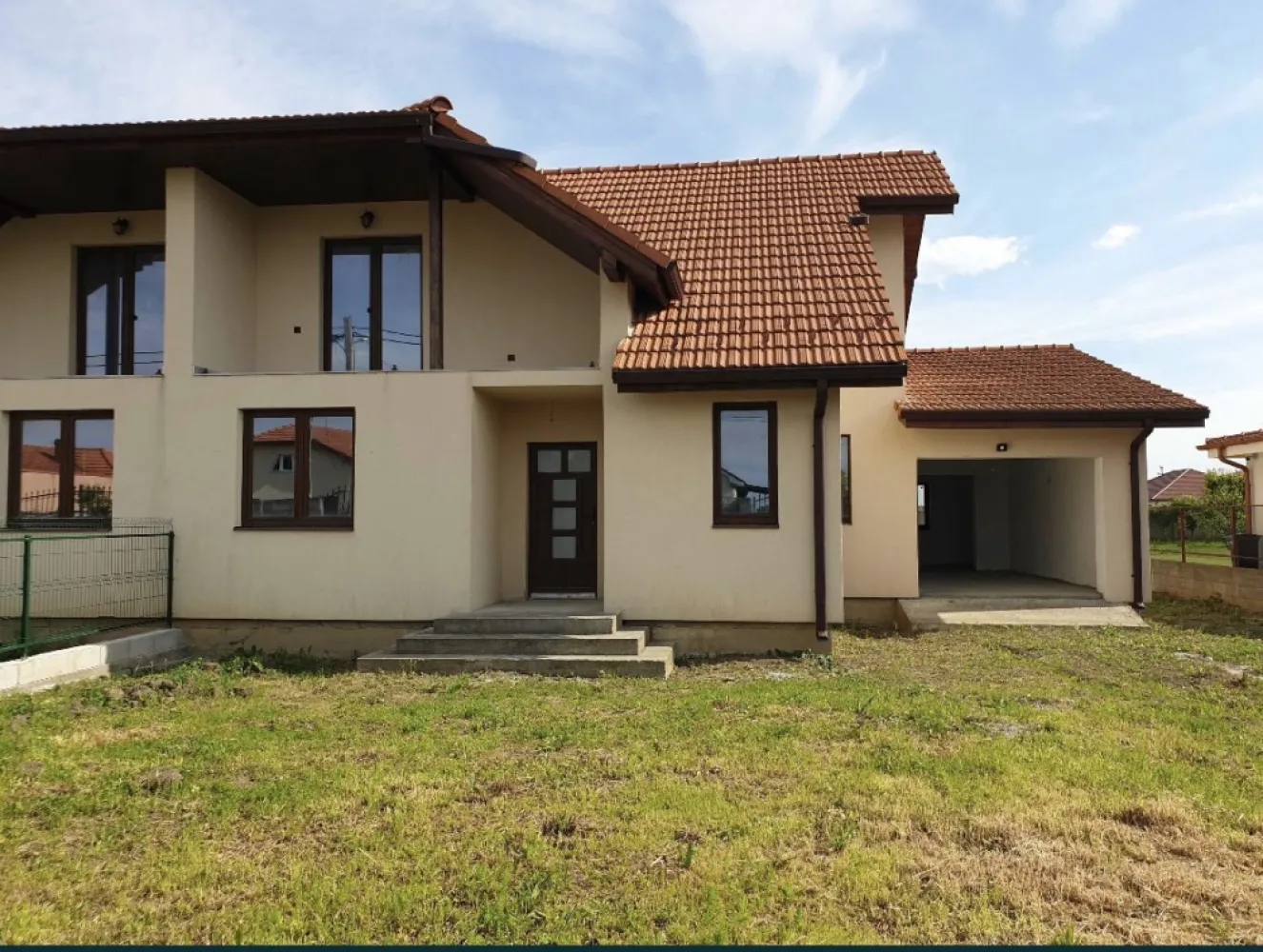 Casa Satu Mare, Lazuri - Casa tip duplex , zona rezidentiala intrare Lazuri , intabulat + utilitati separat pt fiecare proprietate in parte . Una casa / 204 mp construiti , 178 util , teren aferent ( curte si gradina ) 955 mp. Parter :hol intrare , 1 living , 1 camera , bucatarie , hol cu acces spre garaj , baie , debara , scari din beton , terasa , garaj , camera tehnica , Etaj : dormitor 1 , dormitor 2 , dressing , spatiu tehnic , baie mare , hol , balcon . Utilitati : apa , canalizare , curent trifazic , incalzire in pardoseala. Casele se afla in zona rezidentiala, curata, verde, linistita. !! Accept credit bancar .
