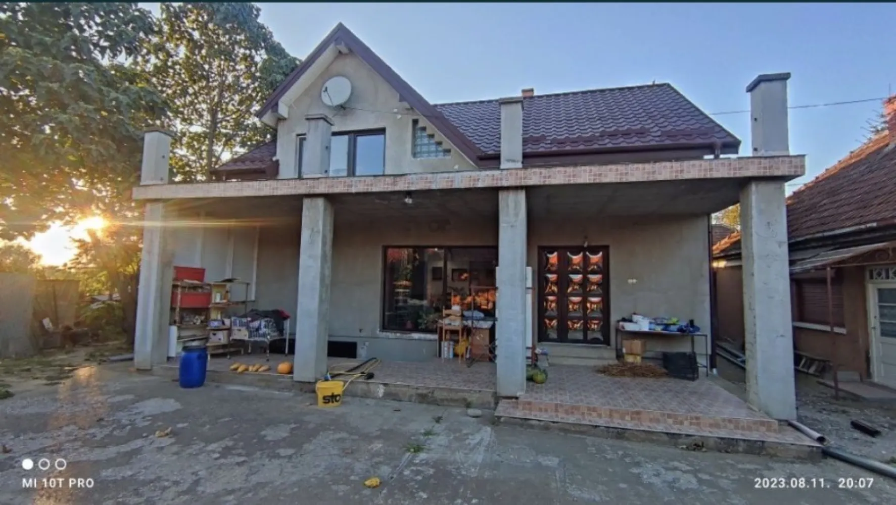 2 case in Vetis pe 30 ari - Vand casa in Vetis pe str.Principala pe un teren de 30ari,front de 24m Casa din 2005 cu toate utilitatile,izolata,incalire pe gaz,cazan cu condensatie(consum redus) Casa cu mansarda: *Parter -living cu bucatarie(se poate despartii de living 4x8m+3x4m bucataria) -dornitor (aprox4x4m) -baie mare(aprox 3x4m) *Mansarda:-living+2 dormitoare -baie cu cabina de dus (3x4m) Pivnita 6x8m *Plus o casa veche cu 2 camere Pomi fructiferi Teren 30 ari