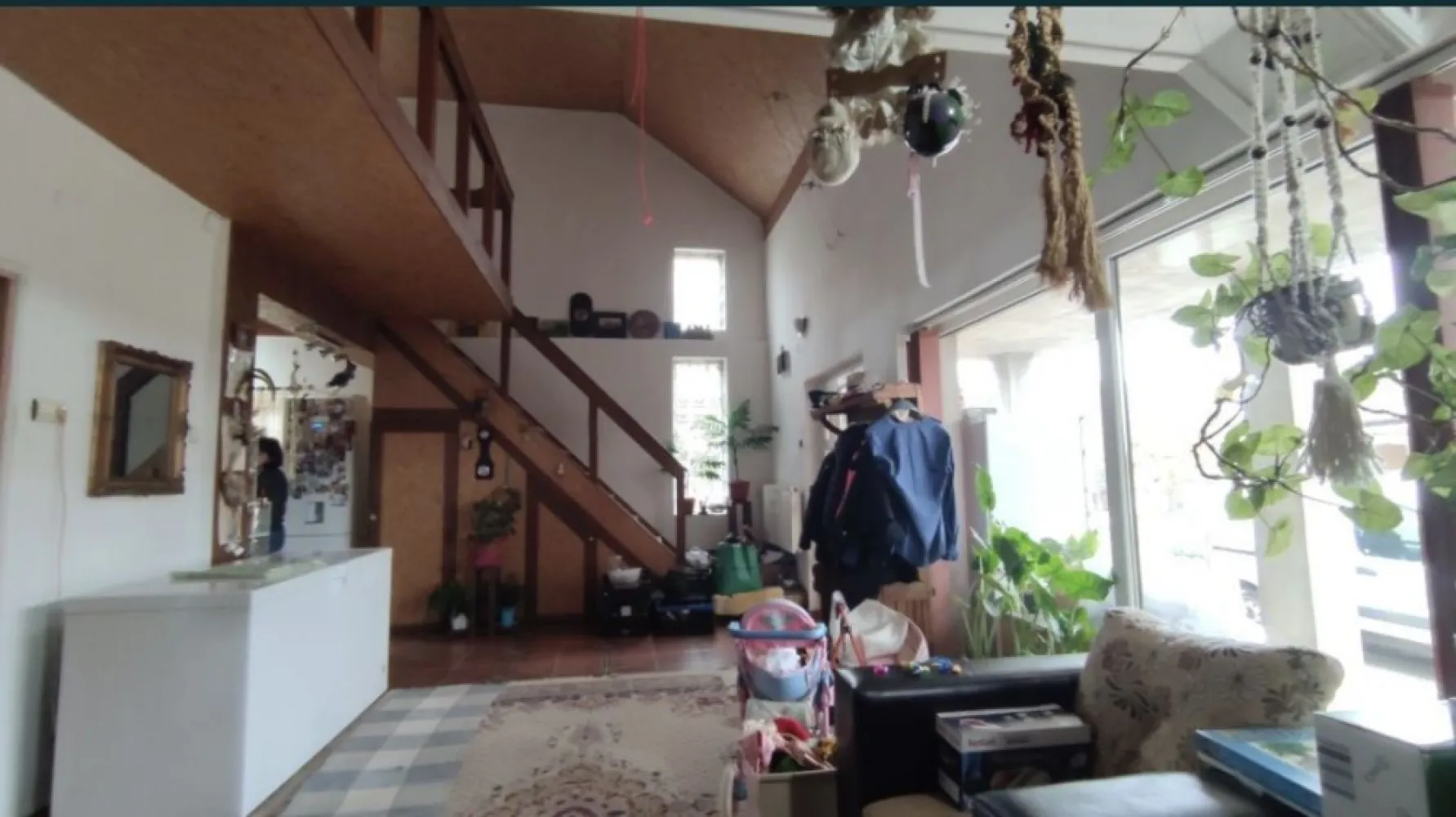 2 case in Vetis pe 30 ari - Vand casa in Vetis pe str.Principala pe un teren de 30ari,front de 24m Casa din 2005 cu toate utilitatile,izolata,incalire pe gaz,cazan cu condensatie(consum redus) Casa cu mansarda: *Parter -living cu bucatarie(se poate despartii de living 4x8m+3x4m bucataria) -dornitor (aprox4x4m) -baie mare(aprox 3x4m) *Mansarda:-living+2 dormitoare -baie cu cabina de dus (3x4m) Pivnita 6x8m *Plus o casa veche cu 2 camere Pomi fructiferi Teren 30 ari