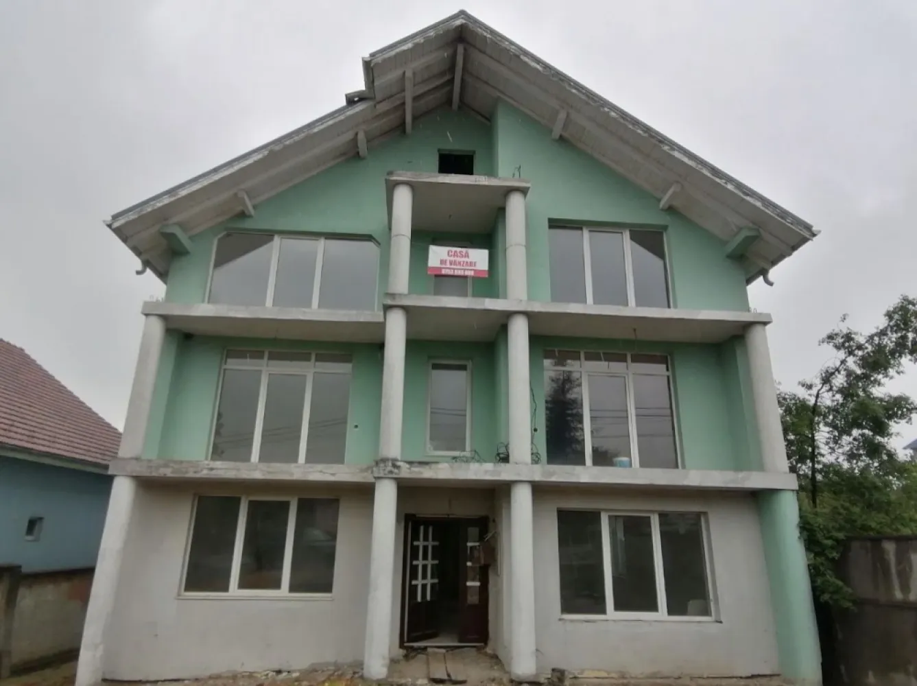 Casa de vanzare Negresti-Oas St.Victoriei - Ofer la vânzare o casa situată in Negresti-Oas ,casa construită pe 2 nivele +parter pe o suprafața de 500mp si cu o gradina generoasa in spate de 21 de ari care poate fi amenajată după preferințele proprietarilor.Casa este finisata doar partial pentru a le oferii proprietarilor libertatea de a o termina după propriul plac ! Acceptam și variante la schimb dacă se dorește !