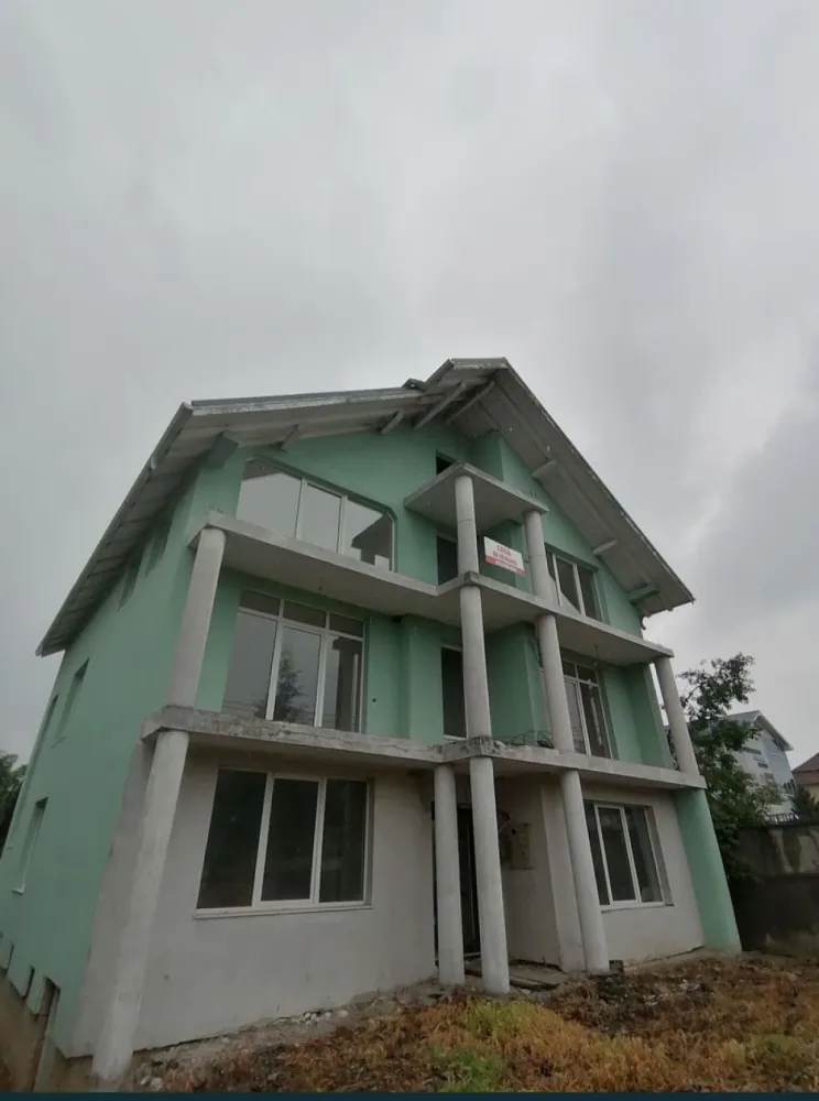 Casa de vanzare Negresti-Oas St.Victoriei - Ofer la vânzare o casa situată in Negresti-Oas ,casa construită pe 2 nivele +parter pe o suprafața de 500mp si cu o gradina generoasa in spate de 21 de ari care poate fi amenajată după preferințele proprietarilor.Casa este finisata doar partial pentru a le oferii proprietarilor libertatea de a o termina după propriul plac ! Acceptam și variante la schimb dacă se dorește !