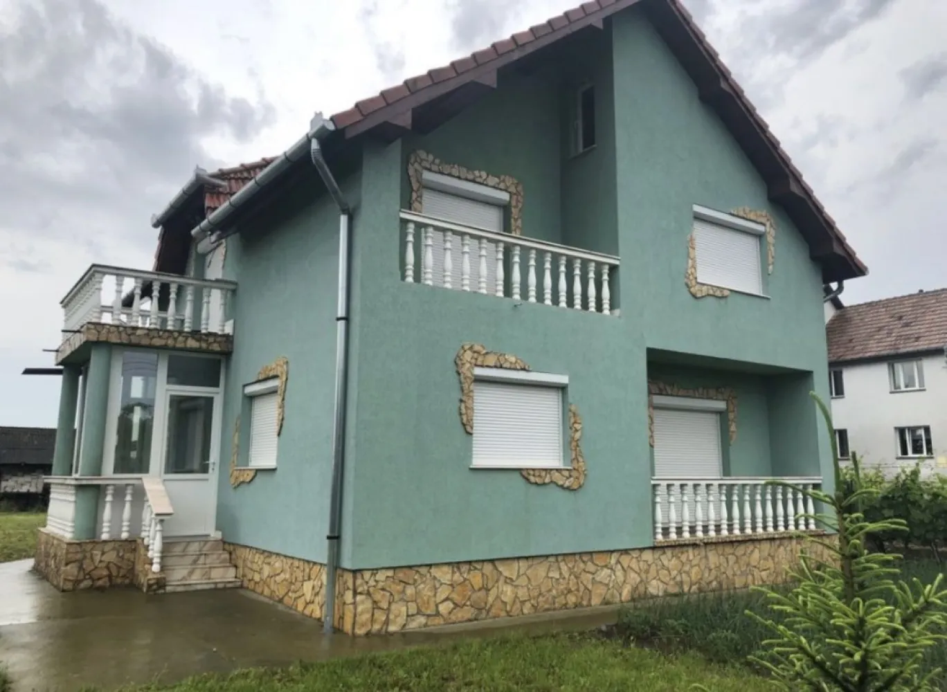 Casa de vanzare in Cionchesti - Vând casa cu o suprafață de 186 mp situată pe un teren de 2.500 mp, în Cionchesti pe strada principală. Este compusa din: - 2 living-uri spațioase și luminoase. - Bucătărie cu cămară. - 3 dormitoare (dintre care doua sunt mobilate). - 2 băi utile. - 3 terase. - Pod mare utilizabil. Utilități: apa si curent. Mai multe informații la telefon: 0034 602 568 374.