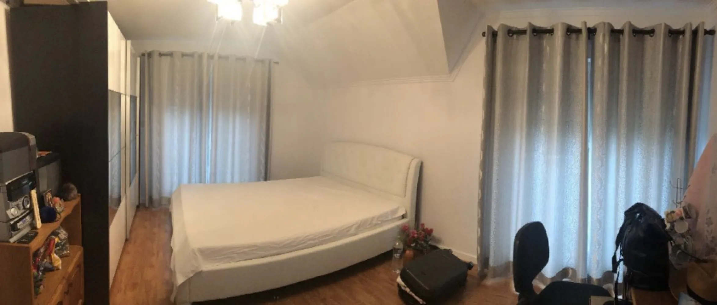 Casa de vanzare in Cionchesti - Vând casa cu o suprafață de 186 mp situată pe un teren de 2.500 mp, în Cionchesti pe strada principală. Este compusa din: - 2 living-uri spațioase și luminoase. - Bucătărie cu cămară. - 3 dormitoare (dintre care doua sunt mobilate). - 2 băi utile. - 3 terase. - Pod mare utilizabil. Utilități: apa si curent. Mai multe informații la telefon: 0034 602 568 374.