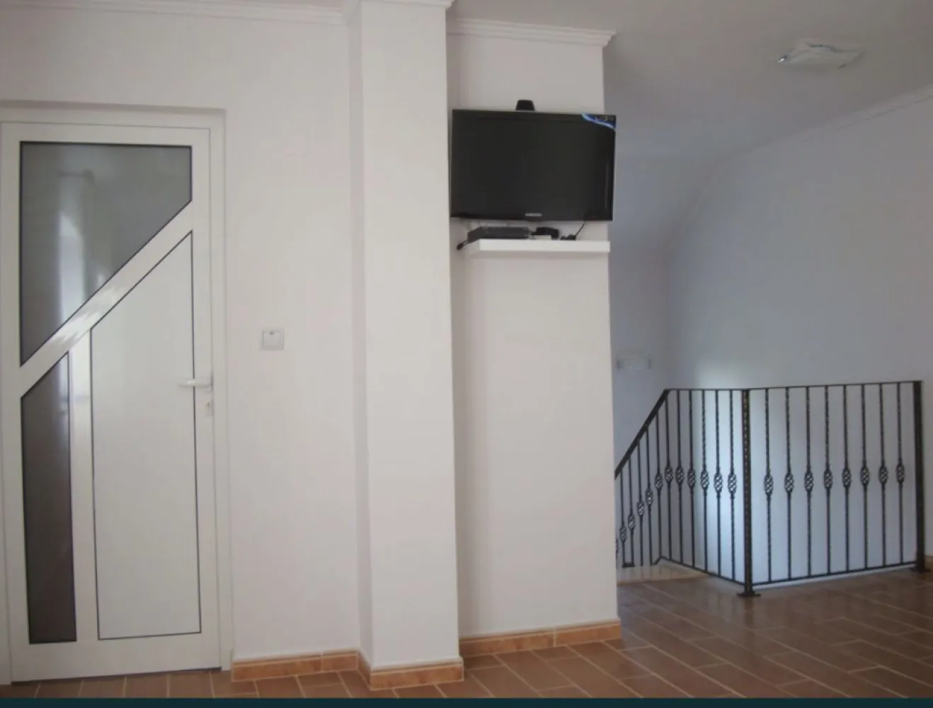 Casa de vanzare in Cionchesti - Vând casa cu o suprafață de 186 mp situată pe un teren de 2.500 mp, în Cionchesti pe strada principală. Este compusa din: - 2 living-uri spațioase și luminoase. - Bucătărie cu cămară. - 3 dormitoare (dintre care doua sunt mobilate). - 2 băi utile. - 3 terase. - Pod mare utilizabil. Utilități: apa si curent. Mai multe informații la telefon: 0034 602 568 374.