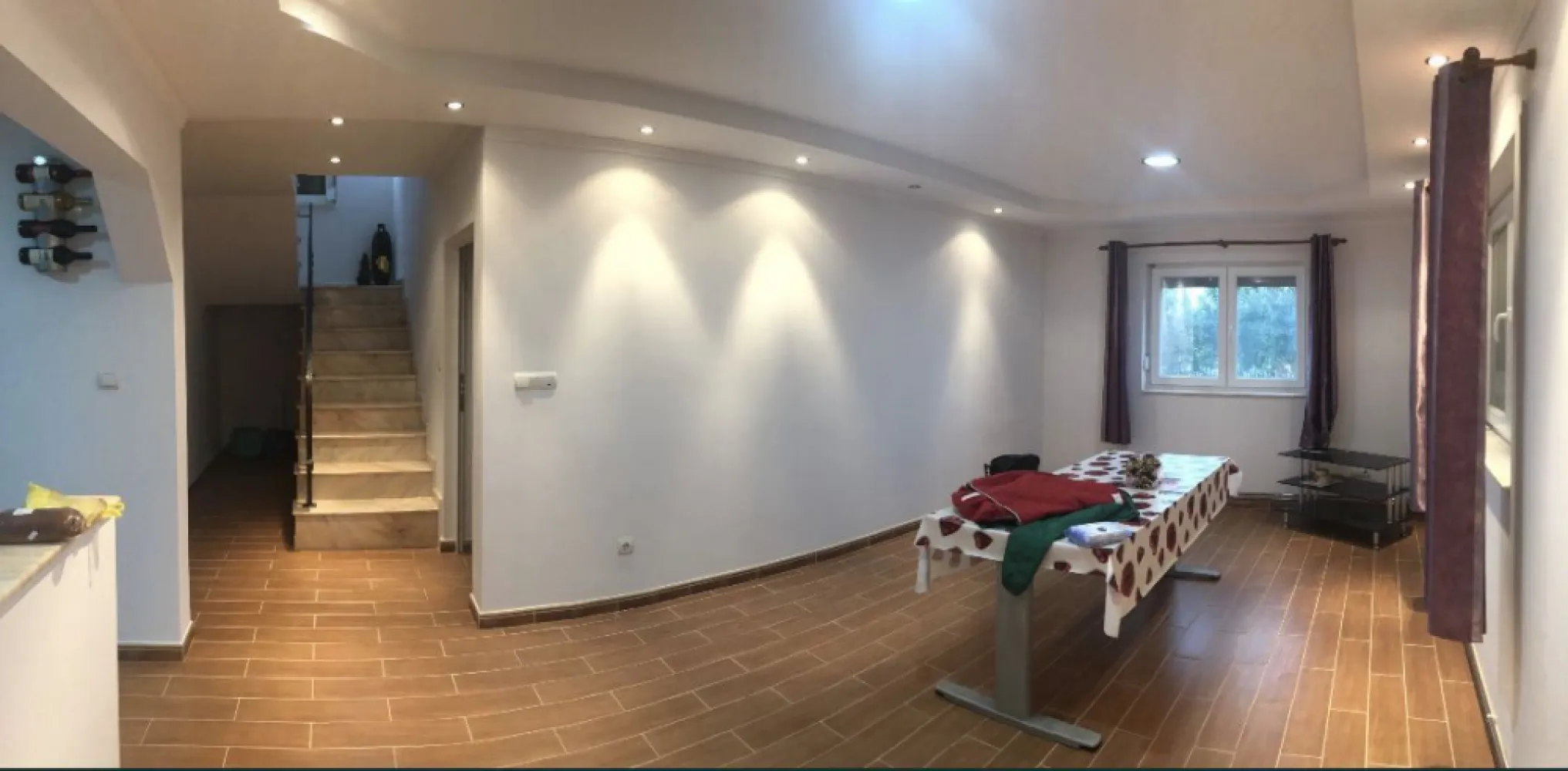 Casa de vanzare in Cionchesti - Vând casa cu o suprafață de 186 mp situată pe un teren de 2.500 mp, în Cionchesti pe strada principală. Este compusa din: - 2 living-uri spațioase și luminoase. - Bucătărie cu cămară. - 3 dormitoare (dintre care doua sunt mobilate). - 2 băi utile. - 3 terase. - Pod mare utilizabil. Utilități: apa si curent. Mai multe informații la telefon: 0034 602 568 374.