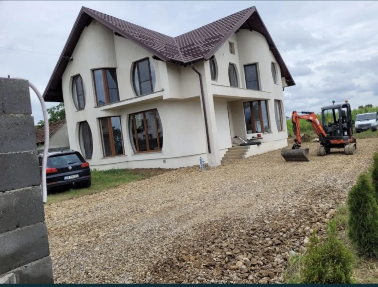 Casa de vanzare Halmeu - Ofer spre vânzare casa cu 20 arii în Halmeu, Satu Mare. Casa este izolată termic având și pompa de cadura NIBE ca metoda de încălzire. Parter- incălzire în pardoseală, salon + hol "open space", bucătărie complet utilată având electrocasnice noi, spațiu de depozitare, baie cu instalații sanitare. Etaj- 4 dormitoare cu parchet lemn masiv, baie cu instalații sanitare. + Garaj izolat termic cu usa electrica. Mai multe detalii în privat!