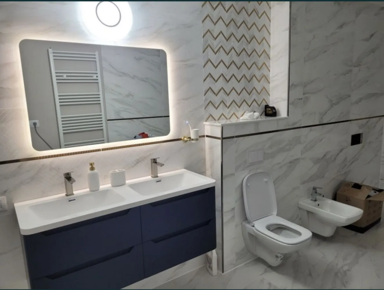 Casa de vanzare Halmeu - Ofer spre vânzare casa cu 20 arii în Halmeu, Satu Mare. Casa este izolată termic având și pompa de cadura NIBE ca metoda de încălzire. Parter- incălzire în pardoseală, salon + hol "open space", bucătărie complet utilată având electrocasnice noi, spațiu de depozitare, baie cu instalații sanitare. Etaj- 4 dormitoare cu parchet lemn masiv, baie cu instalații sanitare. + Garaj izolat termic cu usa electrica. Mai multe detalii în privat!