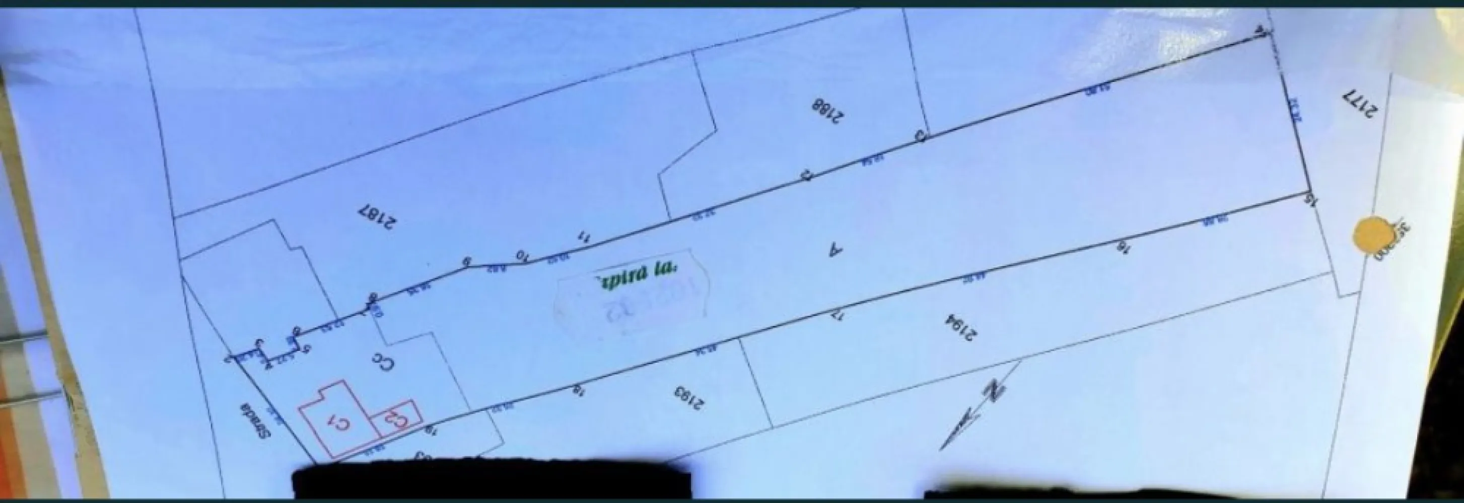 Vand casa cu teren ultracentral in Medisu Aurit - Vand casa situata ultracentral in comuna Mediesu Aurit județul Satu Mare , pozitie deosebita in vecinatatea bisericilor din comuna si primarie.Locatia este pretabila pentru unitate comerciala,bancara,medicala sau orice alta investitie care necesita o pozitie ultracentrala.Utilitatile sunt la poarta,strada este asfaltata.Casa este locuibila si se compune din 3 camere,bucatarie,hol,camara,beci si anexe gospodaresti. Terenul aferent in jurul casei este de 3804 mp,cu un front la strada de 24,3ml ,la care se adauga un tere agricol cu suprafata de 1,17 Ha. Pretul este de 200.00,0 Euro sau schimb cu casa sau teren in Cluj Napoca . Pentru informatii suplimentare : sunati la unul din nr. de telefon : 0728073096 sau 0742216477