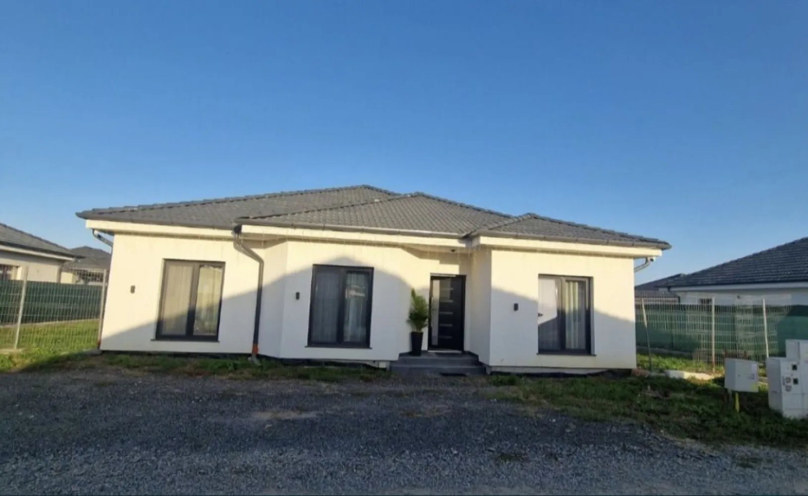 Vand casa Martinesti - Vand casa moderna in zona Martinesti, cartierul Primaverii ( Odoreu). Caracteristici: -construita 2021, locuita din dec 2022 pana in prezent. -suprafata teren: 600 mp -suprafata utila 117mp, 167mp const cu terasa inclusa -3 camere,2 bai, dressing,debara,bucatarie open space cu living,terasa. -toate utilitatile in fata casei (apa,canalizare,gaz, curent ) - caldura in pardoseala pe gaz. -se vinde mobilata complet Usor negociabil.