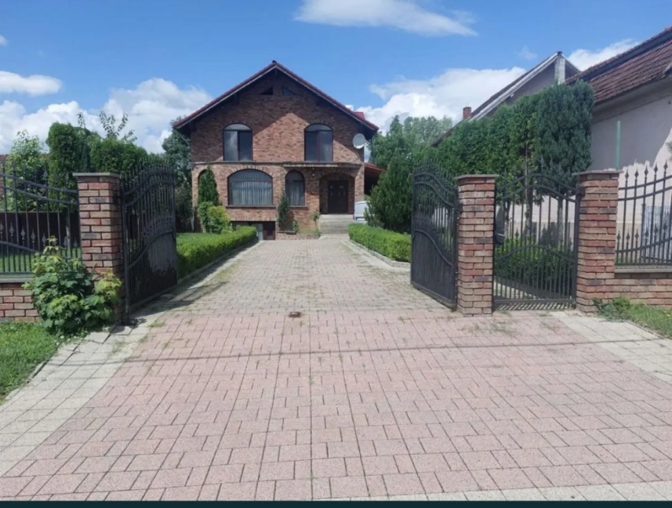 Casa de vanzare Negresti- Oas - Demisol-parter-etaj, cu toate utilitățile aferente! 540m2-arie desfășurată 1180 MP teren Negresti-Oas, strada Vasile Lucaciu numarul 50 Numar de telefon: 0771129717