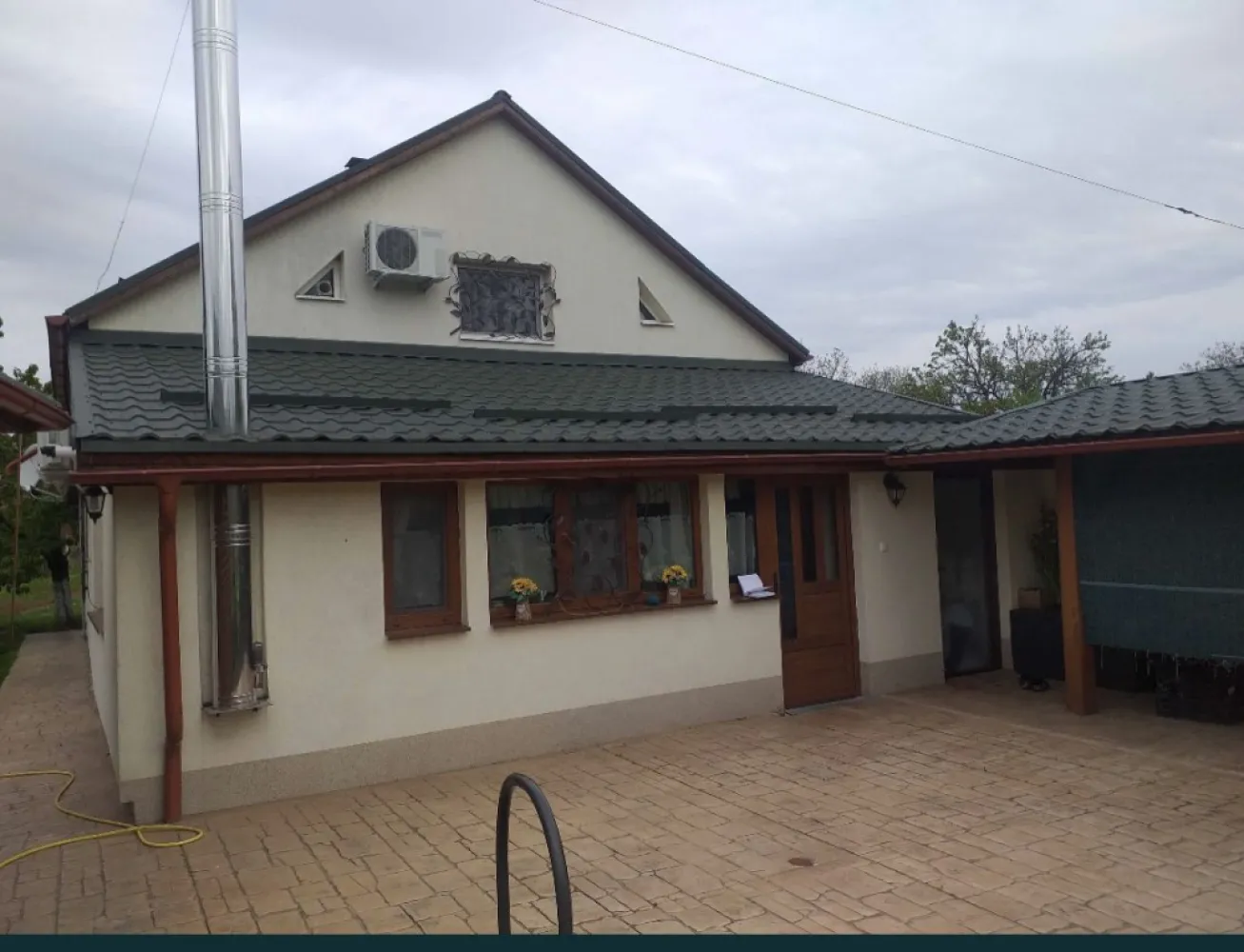 Casa la cheie 4 camere Carei gradina viilor - Se ofera spre vanzare casa de locuit cu beci, parter, si cu mansarda, in Carei, Gradina Viilor, Valea Tireamului. Casa este construita din BCA si caramida, izolata cu polistiren de 10cm. Este situata intr-o zona linistita, fara sa aiba contact cu cladirile invecinate. La subsol exista pivnita de 12mp, cu intrare rustica, din lemn, aerisire, temperatura ideala pentru vinificatie, dar si pentru pastrarea alimentelor pe timp de iarna si vara. Parterul este alcatuit dintr-o bucatarie spatioasa, cu loc de servit masa, complet mobilata si utilata, trei camere, doua holuri, o camara si doua bai. Mansarda este compusa din camera de recreere, doua dormitoare, o baie, spatiu de depozitare care poate fi utilizat si cu destinatie de dresing. In continuarea casei se afla o terasa exterioara cu inchidere completa prin jaluzele telecomandate, care pot functiona independent pe fiecare parte, spatiu pentru barbeque, grill si plita, care poate functiona si pe post de bucatarie de vara.Acces la 2 strazi ,Front la strada 15 metri-2 porti de intrare din care cea principala este automatizata la telecomanda , in continuare o suprafata de beton amprentat de 300mp, unde pot fi parcate cel putin 4 autoturisme. Langa aceasta parcare betonata exista o casuta din lemn care a fost folosita pe post de depozit, si care renovata poate functiona ca si casa de joaca pentru copii. Langa terasa exterioara se afla o constructie pentru depozitarea uneltelor necesare la intretinerea gradinii. Teren total 2200mp, suprafata casei 122mp la parter, respectiv 90mp la mansarda. Casa este racordata la reteaua de gaz, apa si canalizare a orasului, respectiv in beci este hidrofor cu posibilitate de a folosi doar apa din fantana pt irigat sau consum. Incalzirea si apa calda este asigurata prin centrala proprie pe gaz viesmann in condensare. Usi termopane atat in interior cat si in exteriorul casei, respectiv geamuri termopane prevazute cu plasa de tantari si gratii ornamentale, sistem de aer conditionat atat la parter cat si la mansarda.,Toate s-au efectuat cu autorizatie de constructie si notate in CF respectiv casa si foisorul cu grill.Cf+ul este liber de sarcini.
