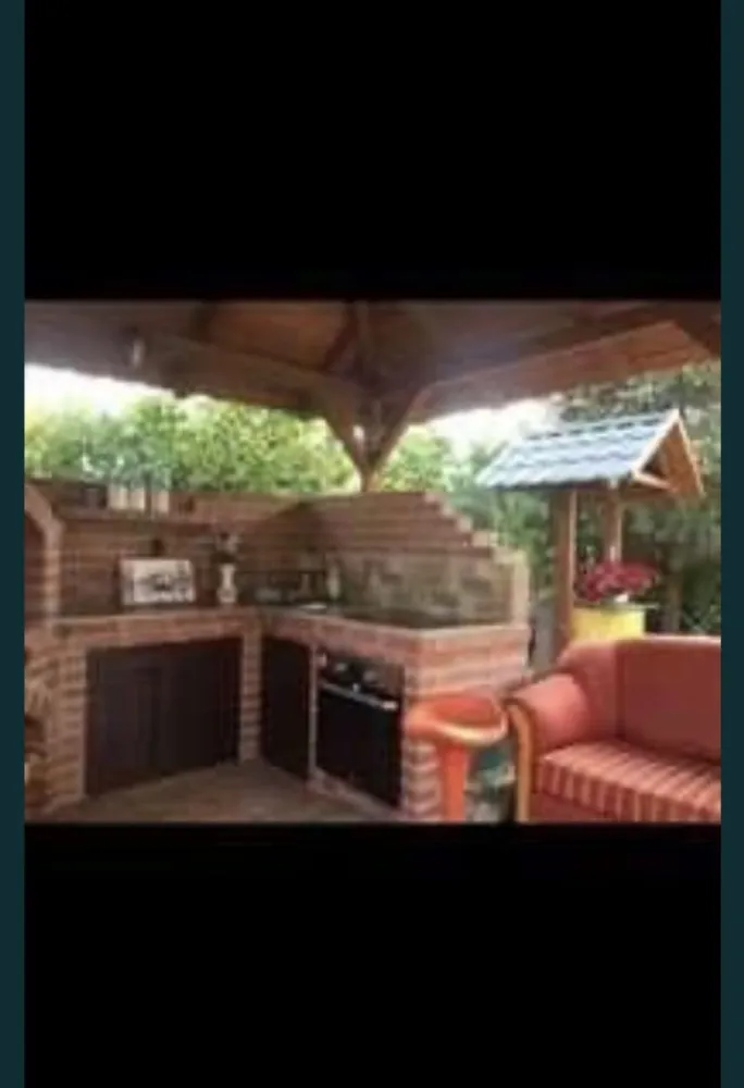 Casa la cheie 4 camere Carei gradina viilor - Se ofera spre vanzare casa de locuit cu beci, parter, si cu mansarda, in Carei, Gradina Viilor, Valea Tireamului. Casa este construita din BCA si caramida, izolata cu polistiren de 10cm. Este situata intr-o zona linistita, fara sa aiba contact cu cladirile invecinate. La subsol exista pivnita de 12mp, cu intrare rustica, din lemn, aerisire, temperatura ideala pentru vinificatie, dar si pentru pastrarea alimentelor pe timp de iarna si vara. Parterul este alcatuit dintr-o bucatarie spatioasa, cu loc de servit masa, complet mobilata si utilata, trei camere, doua holuri, o camara si doua bai. Mansarda este compusa din camera de recreere, doua dormitoare, o baie, spatiu de depozitare care poate fi utilizat si cu destinatie de dresing. In continuarea casei se afla o terasa exterioara cu inchidere completa prin jaluzele telecomandate, care pot functiona independent pe fiecare parte, spatiu pentru barbeque, grill si plita, care poate functiona si pe post de bucatarie de vara.Acces la 2 strazi ,Front la strada 15 metri-2 porti de intrare din care cea principala este automatizata la telecomanda , in continuare o suprafata de beton amprentat de 300mp, unde pot fi parcate cel putin 4 autoturisme. Langa aceasta parcare betonata exista o casuta din lemn care a fost folosita pe post de depozit, si care renovata poate functiona ca si casa de joaca pentru copii. Langa terasa exterioara se afla o constructie pentru depozitarea uneltelor necesare la intretinerea gradinii. Teren total 2200mp, suprafata casei 122mp la parter, respectiv 90mp la mansarda. Casa este racordata la reteaua de gaz, apa si canalizare a orasului, respectiv in beci este hidrofor cu posibilitate de a folosi doar apa din fantana pt irigat sau consum. Incalzirea si apa calda este asigurata prin centrala proprie pe gaz viesmann in condensare. Usi termopane atat in interior cat si in exteriorul casei, respectiv geamuri termopane prevazute cu plasa de tantari si gratii ornamentale, sistem de aer conditionat atat la parter cat si la mansarda.,Toate s-au efectuat cu autorizatie de constructie si notate in CF respectiv casa si foisorul cu grill.Cf+ul este liber de sarcini.