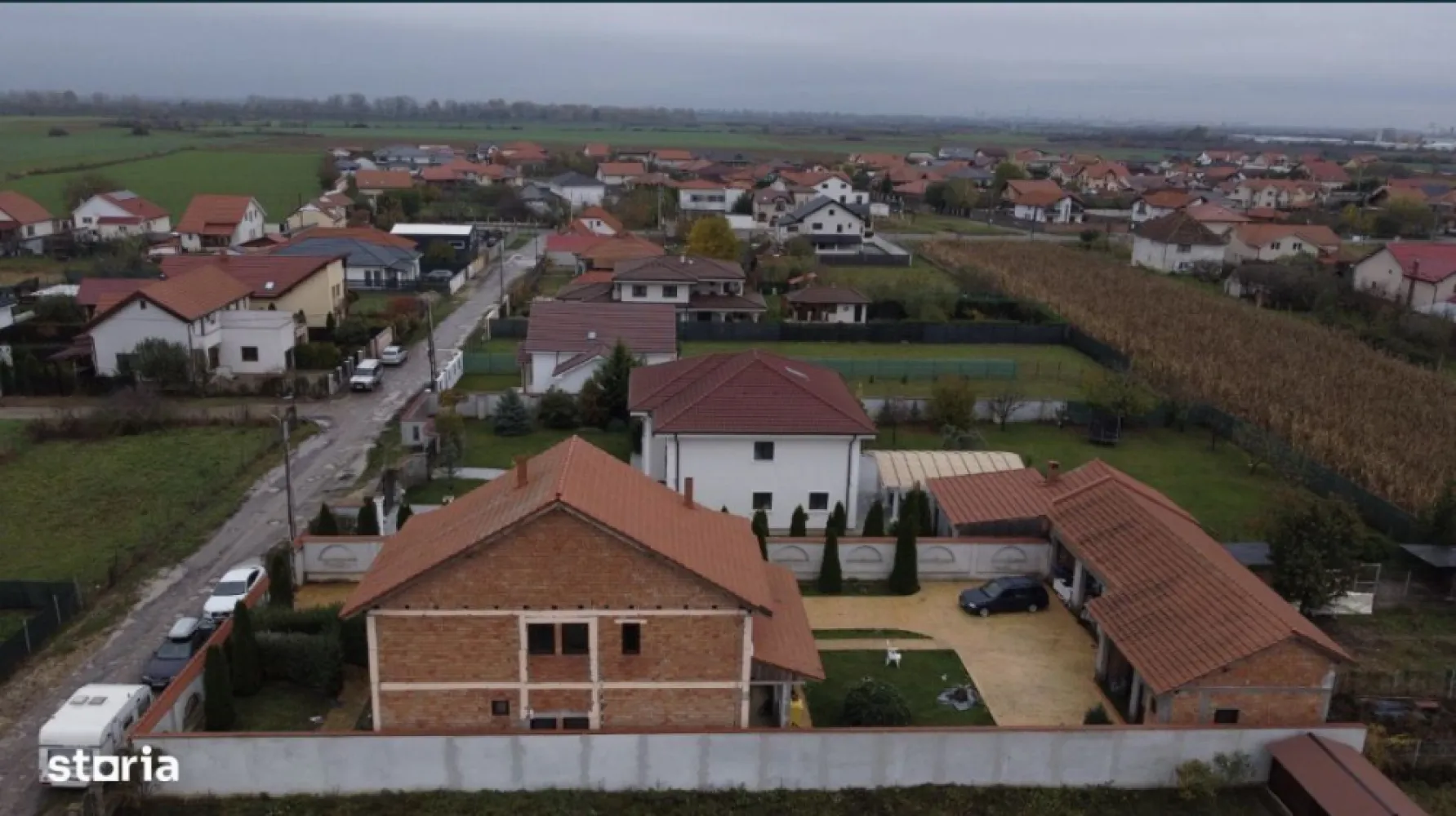 Casa de vanzare P+1, 4 Garaje, Vetis - Vand casa tip parter cu etaj P+1, pod utilizabil pentru mansarda (suprafata utila 242mp), teren 800 mp (8 Ari), singur in curte, front stradal 20m - cu doua intrari ( una pietonal, si una pentru acces auto); Casa nu este lipita de nici un vecin, este o constructie solida, fundatie piatra si beton, pereti caramida, acoperis tigla cu izolatie speciala; Tersasa de vara sub acoperis la iesirea din dining,Patru garaje la care este atasata o baie si o magazie;Mai multe detalii la fata locului sau la telefon (folosesti formularul de contact)).