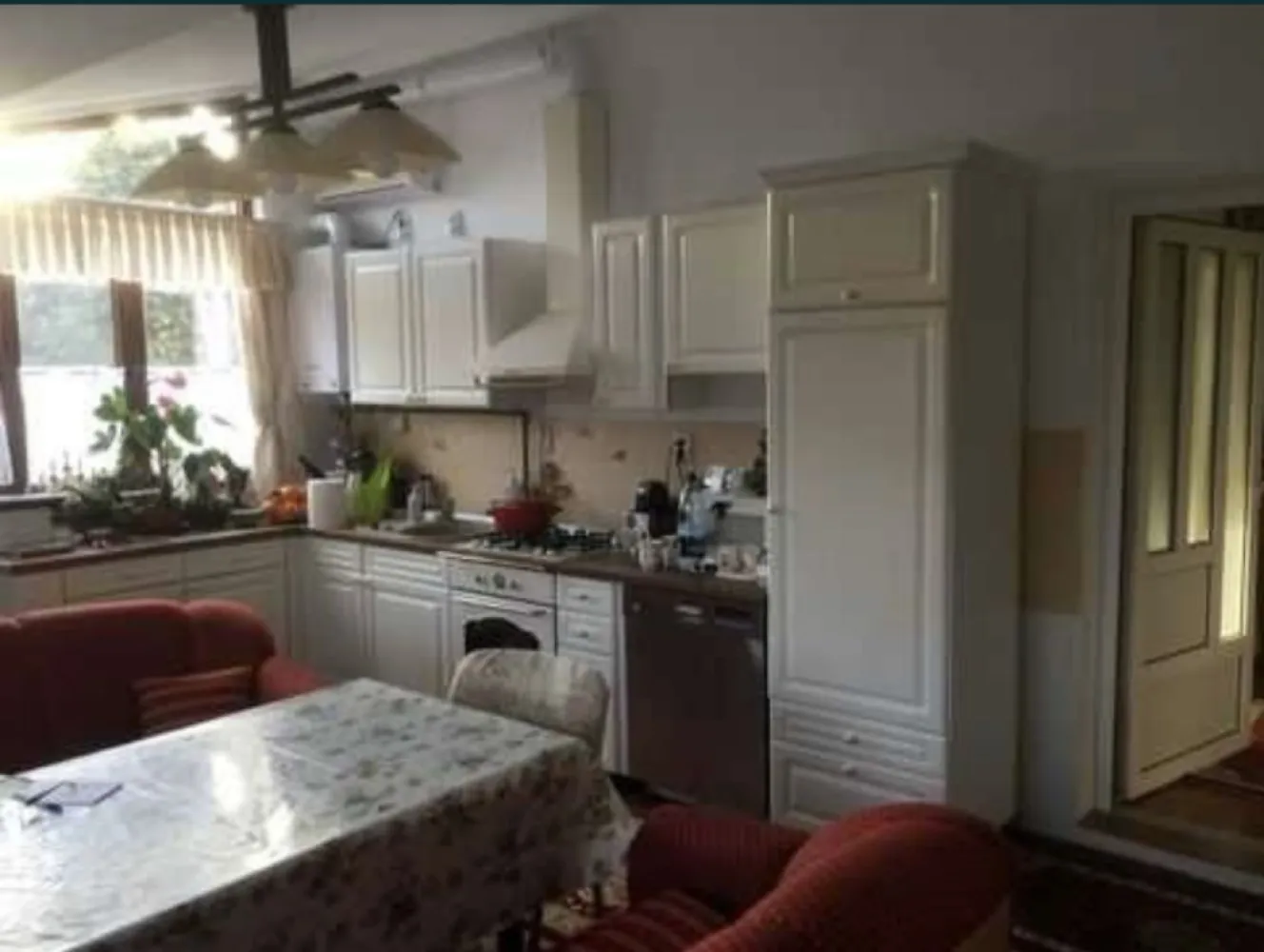 Casa la cheie 4 camere Carei gradina viilor - Se ofera spre vanzare casa de locuit cu beci, parter, si cu mansarda, in Carei, Gradina Viilor, Valea Tireamului. Casa este construita din BCA si caramida, izolata cu polistiren de 10cm. Este situata intr-o zona linistita, fara sa aiba contact cu cladirile invecinate. La subsol exista pivnita de 12mp, cu intrare rustica, din lemn, aerisire, temperatura ideala pentru vinificatie, dar si pentru pastrarea alimentelor pe timp de iarna si vara. Parterul este alcatuit dintr-o bucatarie spatioasa, cu loc de servit masa, complet mobilata si utilata, trei camere, doua holuri, o camara si doua bai. Mansarda este compusa din camera de recreere, doua dormitoare, o baie, spatiu de depozitare care poate fi utilizat si cu destinatie de dresing. In continuarea casei se afla o terasa exterioara cu inchidere completa prin jaluzele telecomandate, care pot functiona independent pe fiecare parte, spatiu pentru barbeque, grill si plita, care poate functiona si pe post de bucatarie de vara.Acces la 2 strazi ,Front la strada 15 metri-2 porti de intrare din care cea principala este automatizata la telecomanda , in continuare o suprafata de beton amprentat de 300mp, unde pot fi parcate cel putin 4 autoturisme. Langa aceasta parcare betonata exista o casuta din lemn care a fost folosita pe post de depozit, si care renovata poate functiona ca si casa de joaca pentru copii. Langa terasa exterioara se afla o constructie pentru depozitarea uneltelor necesare la intretinerea gradinii. Teren total 2200mp, suprafata casei 122mp la parter, respectiv 90mp la mansarda. Casa este racordata la reteaua de gaz, apa si canalizare a orasului, respectiv in beci este hidrofor cu posibilitate de a folosi doar apa din fantana pt irigat sau consum. Incalzirea si apa calda este asigurata prin centrala proprie pe gaz viesmann in condensare. Usi termopane atat in interior cat si in exteriorul casei, respectiv geamuri termopane prevazute cu plasa de tantari si gratii ornamentale, sistem de aer conditionat atat la parter cat si la mansarda.,Toate s-au efectuat cu autorizatie de constructie si notate in CF respectiv casa si foisorul cu grill.Cf+ul este liber de sarcini.