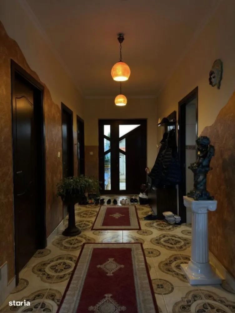 Casa de vanzare P+1, 4 Garaje, Vetis - Vand casa tip parter cu etaj P+1, pod utilizabil pentru mansarda (suprafata utila 242mp), teren 800 mp (8 Ari), singur in curte, front stradal 20m - cu doua intrari ( una pietonal, si una pentru acces auto); Casa nu este lipita de nici un vecin, este o constructie solida, fundatie piatra si beton, pereti caramida, acoperis tigla cu izolatie speciala; Tersasa de vara sub acoperis la iesirea din dining,Patru garaje la care este atasata o baie si o magazie;Mai multe detalii la fata locului sau la telefon (folosesti formularul de contact)).