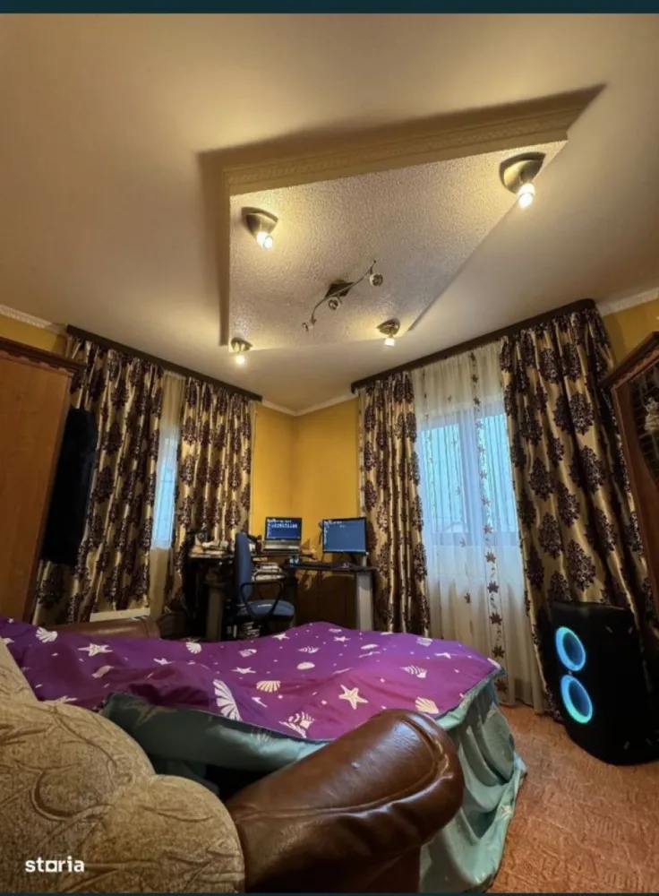 Casa de vanzare P+1, 4 Garaje, Vetis