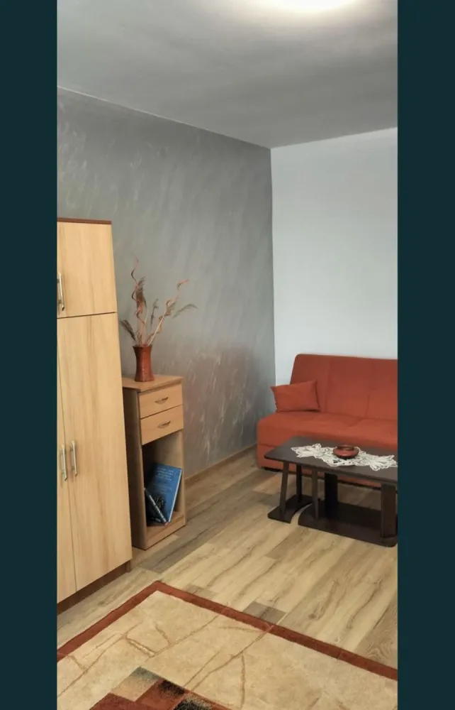 Vand apartament Paulesti - Vând garsonieră situată în loc. Păulești, în curtea primăriei, complet utilat și renovat așa cum se vede prin poze, parter suprafața utilă 41 mp, an construcție după anul 2000. Preț 37.000 Euro negociabil.