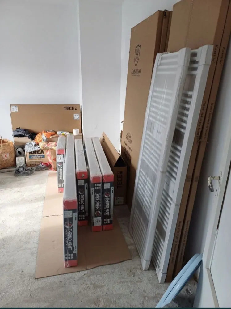 Vand sau schimb apartament plus teren - Vand sau schimb apartament 3 camere in carpati ll et lV plus o parcela de teren de 6 ari in cionchesti cu proiect pt casa , schimb cu casa. Apartamentul trebuie renovat, toate materialele sunt cumparate.