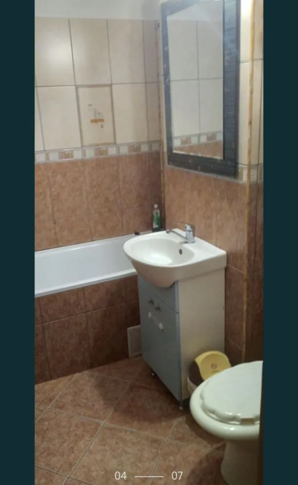 Apartament 3 camere - Vând apartament cu 3 camere etajul 3, aproape de centrul,str Corneliu Coposu , pereți groși din BCA geamuri termopane parchet laminat, gresie, uși interioare din lemn masiv, Centrala termica,aer condiționat.Mobila de bucătărie inclusă. 2 băi.Apartamentul mai dispune de cămară, balcon închis cu geam termopan ,beci+loc de parcare. Este un apartament călduros și luminos.