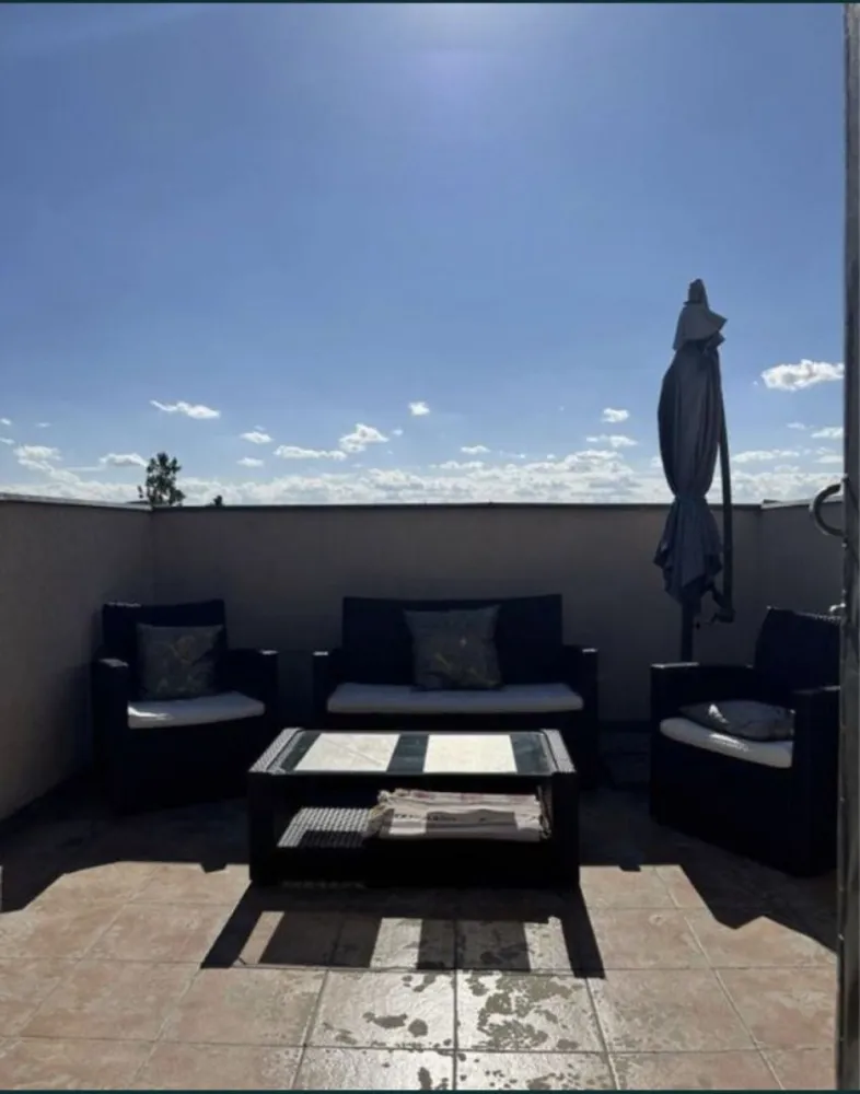 Apartament zona Titulescu - Apartament situat in zona Titulescu. Cele 3 camere,baie si terasa cu suprafata utila de 140mp ,veti avea suficient spatiu pentru a va crea o locuinta linistita si placuta. Puteti beneficia de o distributie inteligenta a spatiului cu o zona de zi confortabila.Apartamentul poate fi amenajata in functie de preferintele dvs. Apartamentul ramane cu bucatarie mobilata , aer conditionat , centrala termica cu condensare Vaillant,avand un teren cu curte comuna , gradina si locuri de parcare private.Va stam la dispozitie sa va ajutam si sa va oferim informatii personalizate. Tel. Nr. 0745297017 sau 0742048819.