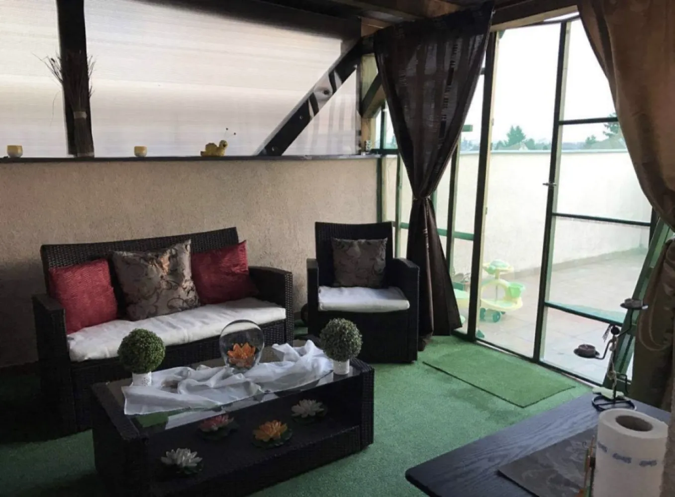 Apartament zona Titulescu - Apartament situat in zona Titulescu. Cele 3 camere,baie si terasa cu suprafata utila de 140mp ,veti avea suficient spatiu pentru a va crea o locuinta linistita si placuta. Puteti beneficia de o distributie inteligenta a spatiului cu o zona de zi confortabila.Apartamentul poate fi amenajata in functie de preferintele dvs. Apartamentul ramane cu bucatarie mobilata , aer conditionat , centrala termica cu condensare Vaillant,avand un teren cu curte comuna , gradina si locuri de parcare private.Va stam la dispozitie sa va ajutam si sa va oferim informatii personalizate. Tel. Nr. 0745297017 sau 0742048819.