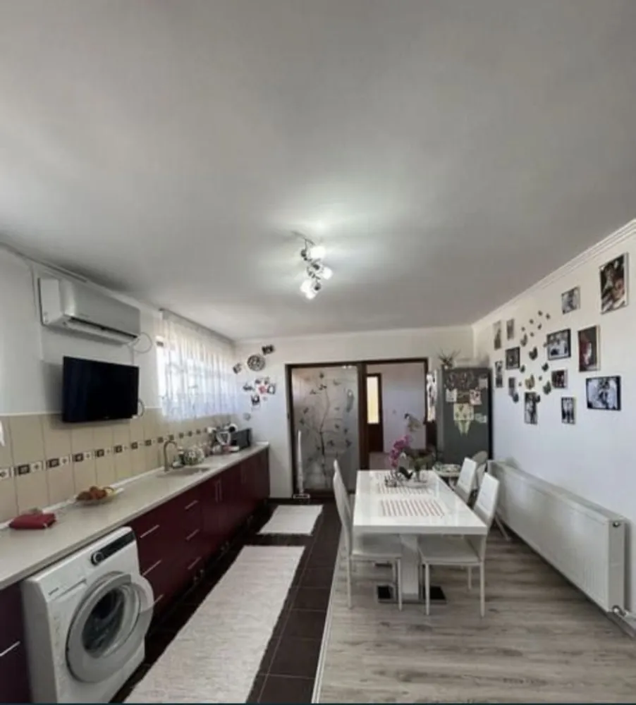 Apartament zona Titulescu - Apartament situat in zona Titulescu. Cele 3 camere,baie si terasa cu suprafata utila de 140mp ,veti avea suficient spatiu pentru a va crea o locuinta linistita si placuta. Puteti beneficia de o distributie inteligenta a spatiului cu o zona de zi confortabila.Apartamentul poate fi amenajata in functie de preferintele dvs. Apartamentul ramane cu bucatarie mobilata , aer conditionat , centrala termica cu condensare Vaillant,avand un teren cu curte comuna , gradina si locuri de parcare private.Va stam la dispozitie sa va ajutam si sa va oferim informatii personalizate. Tel. Nr. 0745297017 sau 0742048819.