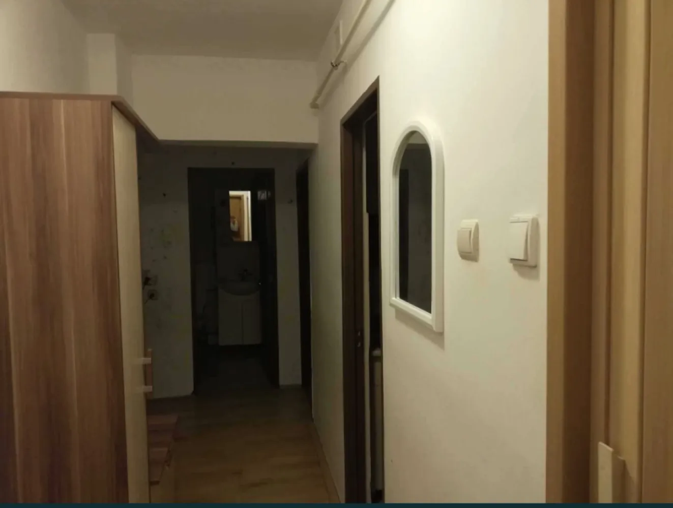 Apartament 2 camere decomandat langa Kaufland Carei - Vind apartament cu 2 camere in Carei,etaj 3,decomandat,spatios,zona centrala,magazine scoli in apropiere,din caramida,situat la mijloc-costuri mici si pe timp de iarna, aproape de centru,balcon,parcare,centrala proprie,termopane,parchet,gresie,vecini buni, situat linga magazinul kaufland.poze reale. eventual inchiriez.info la tel.