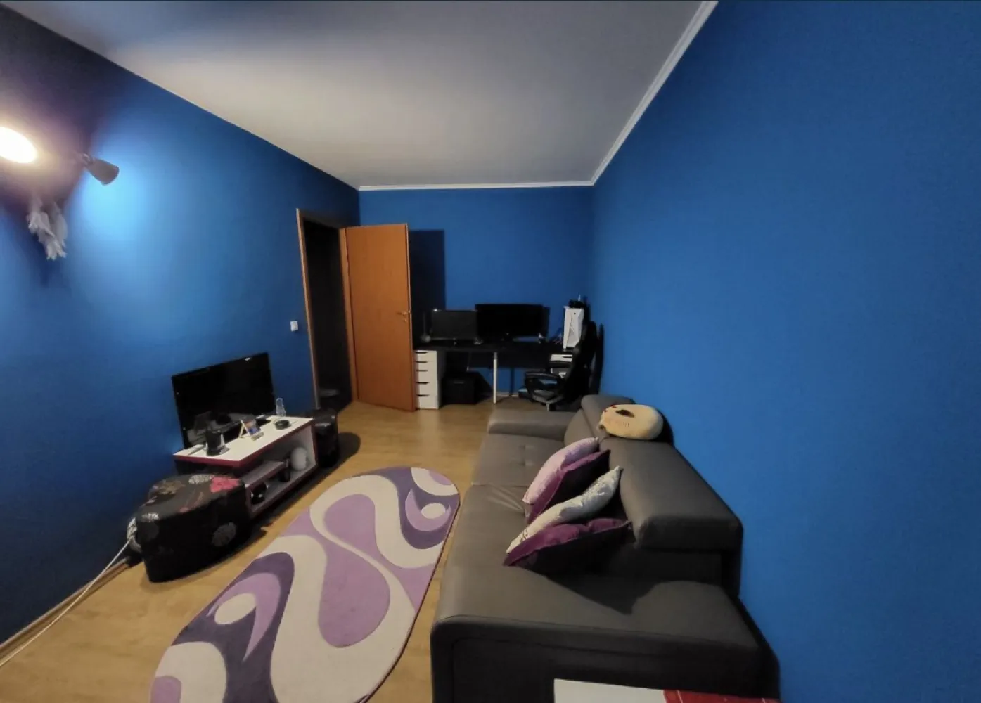 ageuropa.ro vinde ap 4 cam 85 mp etaj 10 în CENTRU NOU. - Agenția EUROPA vinde apartament cu 4 camere în CENTRU NOU in apropiere de liceul Eminescu la etajul 10 din 10 cu lift nou schimbat de aproximativ 1 an de zile.Suprafata totala 95,52 si 85.41 suprafata utila. Apartamentul a fost renovat complet acum 5 ani ,s-a facut instalatia electrica,instalatia sanitara,acoperis cu tabla lindab.Apartamentul este dotat cu alarma Cerber,centrala prin condensare Beretta Quadra Green 24csi si cu 2 aparate de aer conditionat gree wifix de 12.000BTU care au fost achizitionate anul trecut,anul trecut sau schimbat si geamurile termopan Profil Ramplast cu 6 camere , EcoLux Light , Culoare : Stejar Inchis cu sticla triplex de 24mm Low-e4+Float4, izolati toti peretii exteriori pe interior cu poliester .Apartamentul se preda partial mobilat,la intrare se afla un hol cu un dressing si o debara,se dispune si de 2 balcoane de aproximativ 5 m2 fiecare.