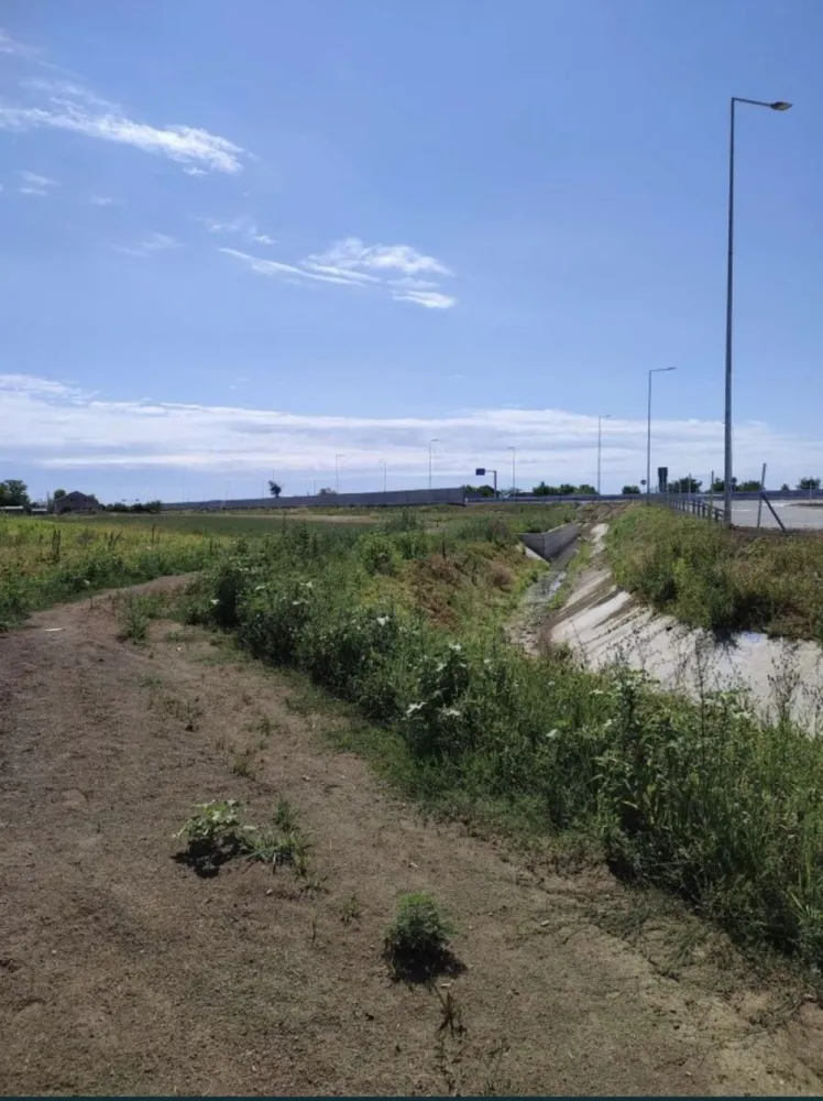 Teren extravilan langa centura SM - Vand teren extravilan fix langa centura Satu Mare,zona Ratu Mare ,intrarea de pe Str.Depozitelor. Total 0.73 ha. Pret 1800€/ari negociabil. Mai multe informatii la telefon,nu raspund la mesaje.