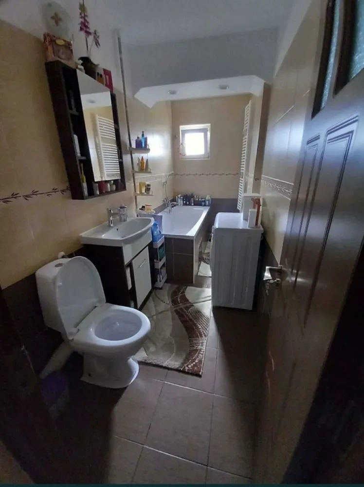 Apartament cu 2 camere pe Drumul Careiului - Vand apartament cu 2 camere, pe strada Careiului, intr-un imobil din caramida. Apartamentul este situat la etajul 4 din cele 4 ale imobilului, prevazut cu acoperis, beneficiind de o suprafata de 64 mp utili.,fiind compartimentat astfel, hol ,debara, bucatarie, 1 camera cu balcon spatios, 1 camera cu balcon inchis, un grup sanitar prevazut cu geam. Apartamentul a fost renovat in anul 2020 cand s-au inlocuit instalatiile de curent, gaz, apa, centrala termica a fost schimbat in anul 2021, ferestrele sunt din PVC prevazute cu geamuri termopane. Apartamentul este bine intretinut. Apartamentul se vinde mobilat, pretul afisat incluzand atat mobila cat si electrocasnicele, masina de spalat vase, frigider, plita si cuptor electric Gorenje, cuptorul cu microunde si masina de spalat rufe. Totodata apartamentul detine un beci uscat. Situat in proximitatea mijloacelor de transport in comun, scoli, gradinite, parc de agrement si diverse magazine, pozitionarea este foarte buna din toate punctele de vedere. Casa scarii este ingrijita iar accesul este conditionat de usa din metal cu interfon. Pret; 65.000 euro. Detalii; 07******38