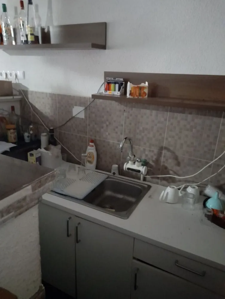 Vand casa cu grajd si teren in Satu Mare Com Craidorolot Jud Satu Mare 2 - Vand Casa buna de locuit sau ca spatiu cimercial, cu grajd de 30 de vaci din structura usoara, la nevoie se arendeaza si 15 hectare teren extravilan! Pret 28500 euro usor negociabil detalii la telefon sau in privat