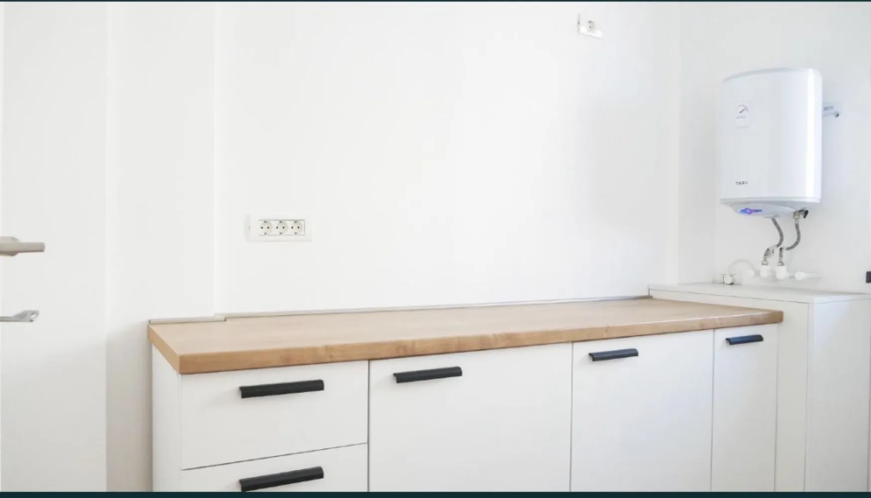 Studio 36 mp Lumina Residence finisaje la cheie - Lumina Residence reprezintă o investiție sustenabilă de viitor dar și o oază de liniște, amplasat la doar 15 minute de orașul Constanța și de stațiunea Mamaia. 7 imobile, construite pe o suprafață de 17.000 mp, cu toate facilitățile necesare. Centru comercial, loc de joacă pentru copii, supermarket și parcare privată. Toate apartamentele (65mp) și studio-urile (cu suprafețe între 36 și 43mp) sunt compartimentate inteligent și spațioase, pentru ca tu să te bucuri cu adevărat de noua ta casă. În plus, toate imobilele beneficiază de terase generoase. Fiecare stil de design are o amprentă contemporană, fără să afecteze, însă, căldura și confortul interioarelor, fiind un tribut adus materialelor rezistente, designului de calitate și finisajelor de top. Prețuri începând de la 1000 euro/mp (tva 5% inclus). Esti pregătit să faci pasul spre cel mai drag loc ție? Află mai multe online pe www.luminaresidence.ro