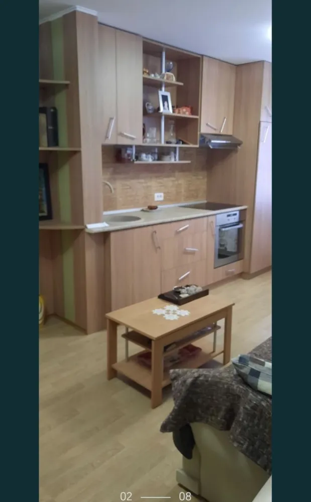 De vanzare apartament cu 2 camere - De vânzare apartament cu doua camere situat in cartierul Poarta 6. Imobilul este utilat și mobilat, dotat de centrala proprie pe gaze. Fiind situat la mansarda unui bloc cu 4 etaje, apartamentul este foarte călduros datorită atat podului de deasupra cât si a unei foarte bune izolații. Ideal pentru o prima achiziție.