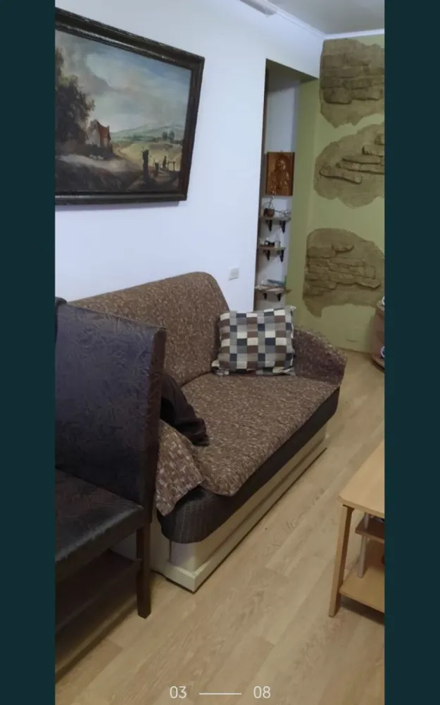 De vanzare apartament cu 2 camere - De vânzare apartament cu doua camere situat in cartierul Poarta 6. Imobilul este utilat și mobilat, dotat de centrala proprie pe gaze. Fiind situat la mansarda unui bloc cu 4 etaje, apartamentul este foarte călduros datorită atat podului de deasupra cât si a unei foarte bune izolații. Ideal pentru o prima achiziție.